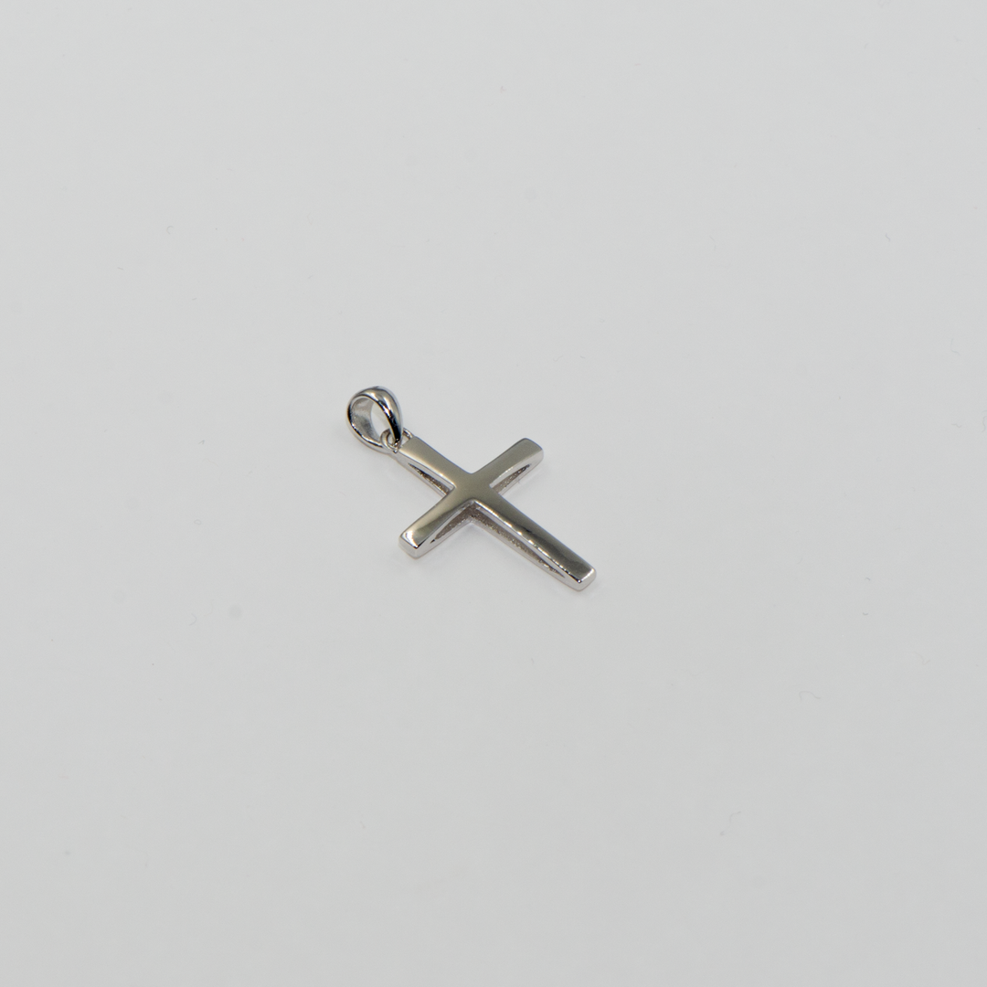 Dieser elegante 925 Sterling Silber Anhänger in Kreuzform ist mit einer Schicht aus Rhodium überzogen, um seinen Glanz über einen längeren Zeitraum zu bewahren. Ohne zusätzliche Verzierungen, nur reines Sterling Silber mit einer schützenden Rhodium-Beschichtung, strahlt dieser Silberanhänger zeitlose Eleganz aus. Perfekt als schlichtes, aber stilvolles Accessoire oder als symbolisches Geschenk für besondere Anlässe wie Weihnachten.