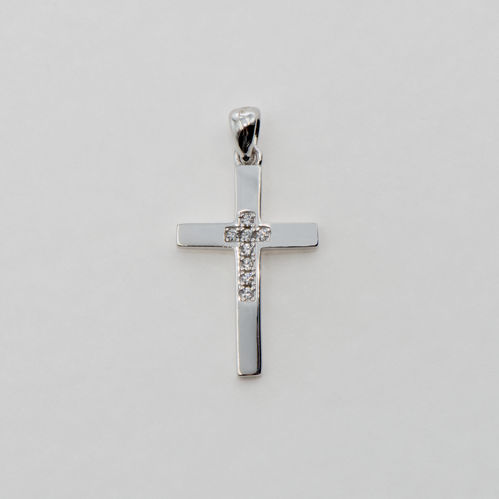Anhänger Kreuz mit Zirkonia Silber925. Es ist in Form eines neuen Kreuzes mit funkelnden runden Zirkonsteinen im Metallkreuz gestaltet.