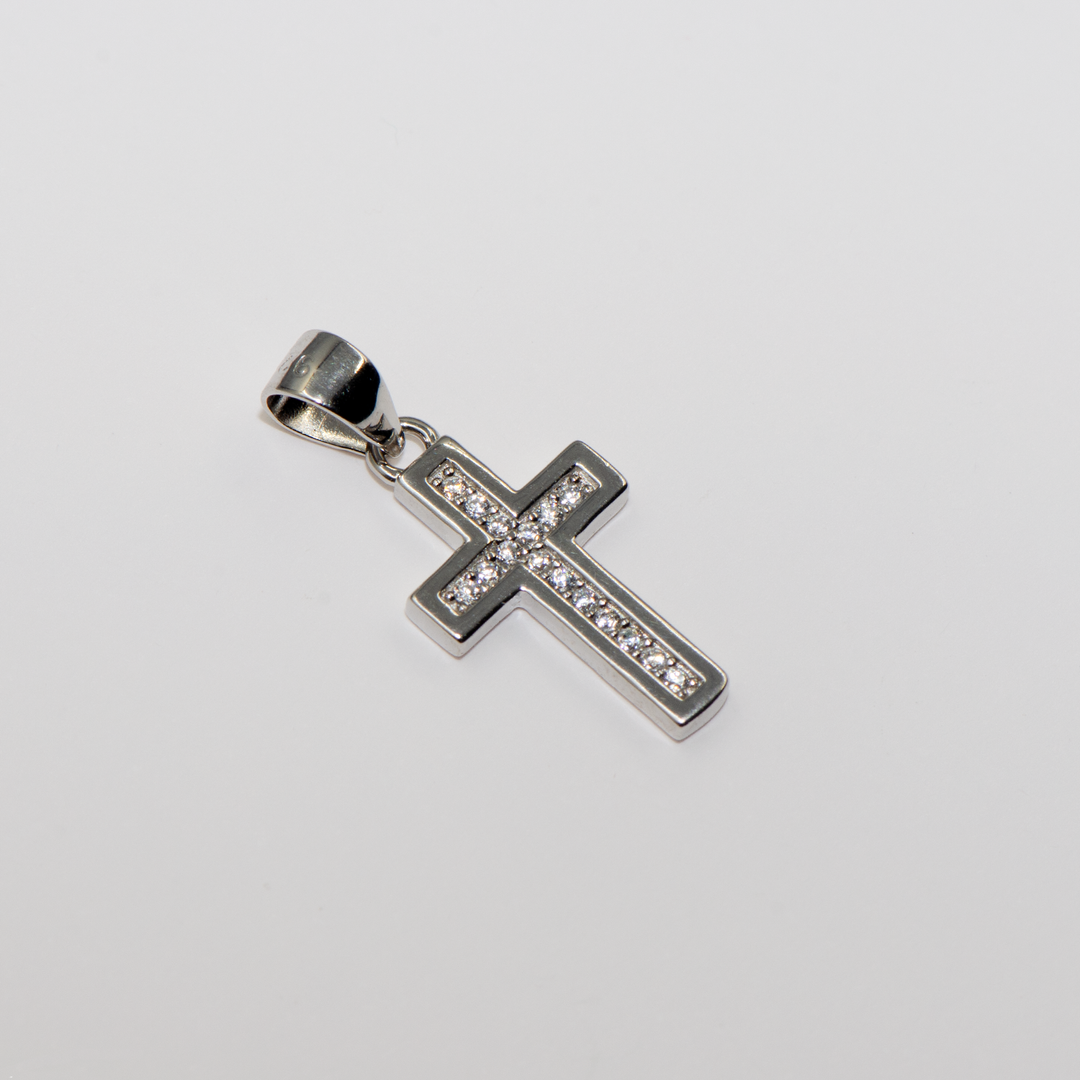 Klein aber fein , ein schöner Kreuz-Symbol-Anhänger aus silber925 für Sie oder das schöneste Geschenk deines liebes.Die Innenseite der Halskette ist mit einer Reihe runder Zirkonsteine gestaltet.