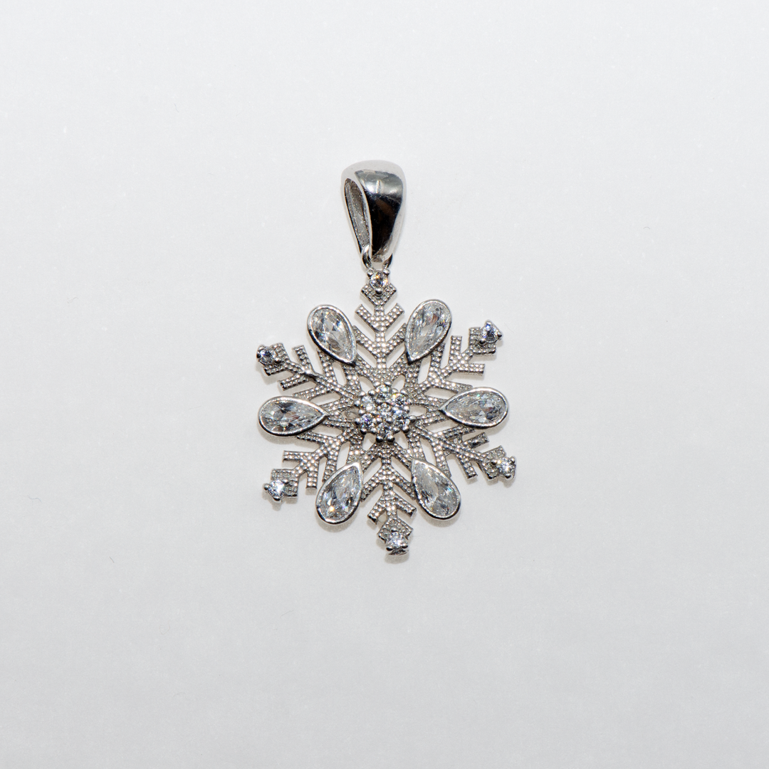 Ein schöner Schneeflocke-Symbol-Anhänger aus silber925 für Sie oder das schöneste Geschenk deines liebes.Den Schneeflocken-Anhänger, der sowohl im Sommer als auch im Winter gerne getragen wird, sollten Sie unbedingt in Ihrem Schmuckkästchen aufbewahren. Sie können es auch verwenden, indem Sie es durch das Produkt ersetzen, das Sie aus unserer Collier mit Anhänger gekauft haben.