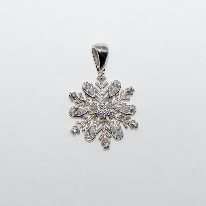 Ein schöner Schneeflocke-Symbol-Anhänger aus silber925 für Sie oder das schöneste Geschenk deines liebes.Den Schneeflocken-Anhänger, der sowohl im Sommer als auch im Winter gerne getragen wird, sollten Sie unbedingt in Ihrem Schmuckkästchen aufbewahren. Sie können es auch verwenden, indem Sie es durch das Produkt ersetzen, das Sie aus unserer Collier mit Anhänger gekauft haben.