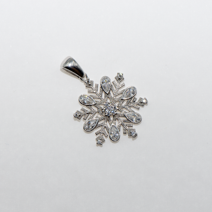 Ein schöner Schneeflocke-Symbol-Anhänger aus silber925 für Sie oder das schöneste Geschenk deines liebes.Den Schneeflocken-Anhänger, der sowohl im Sommer als auch im Winter gerne getragen wird, sollten Sie unbedingt in Ihrem Schmuckkästchen aufbewahren. Sie können es auch verwenden, indem Sie es durch das Produkt ersetzen, das Sie aus unserer Collier mit Anhänger gekauft haben.