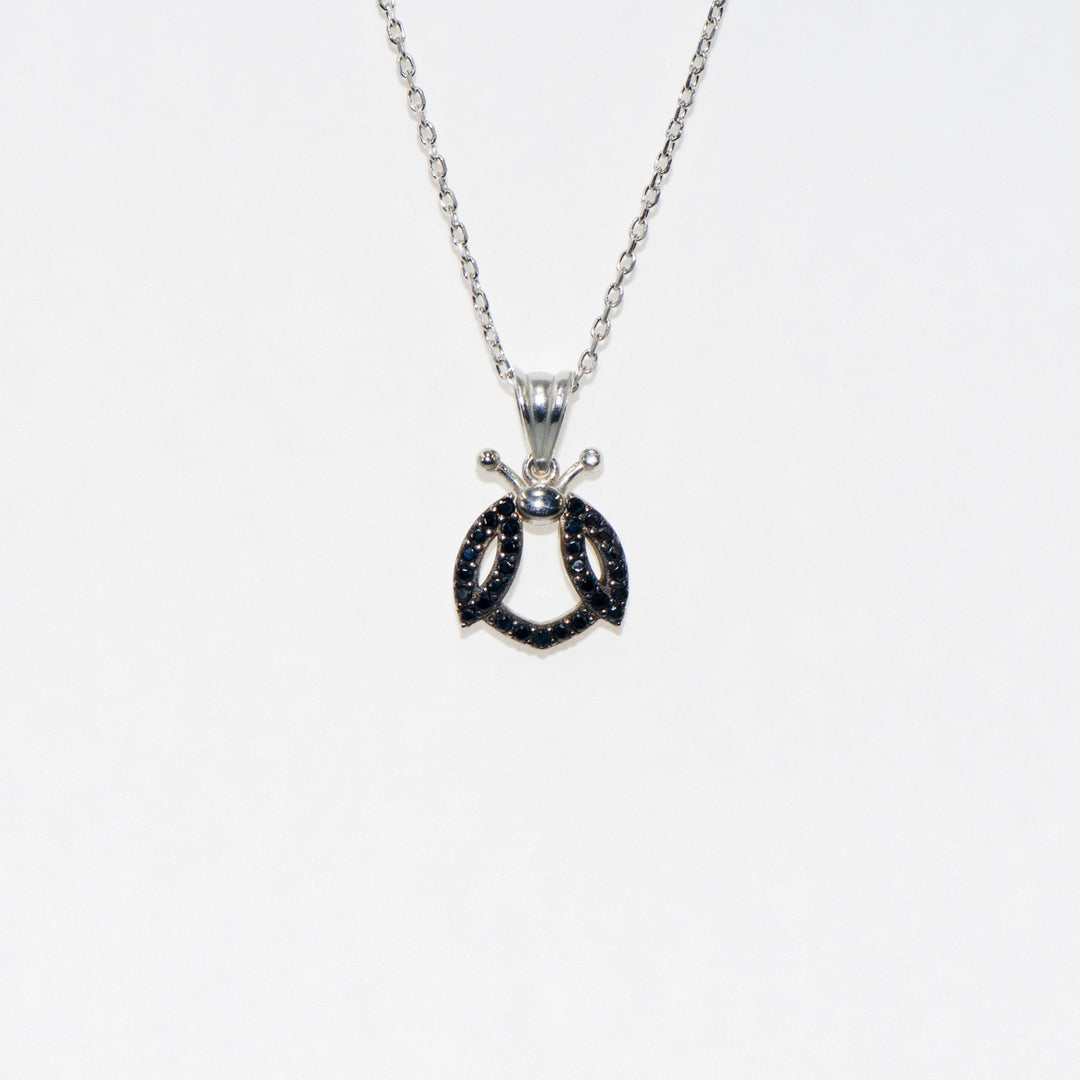 Silber Collier mit Marienkäfer-Anhänger und schwarzen Zirkonsteinen. Verstellbare Kette – eine stilvolle Geschenkidee.