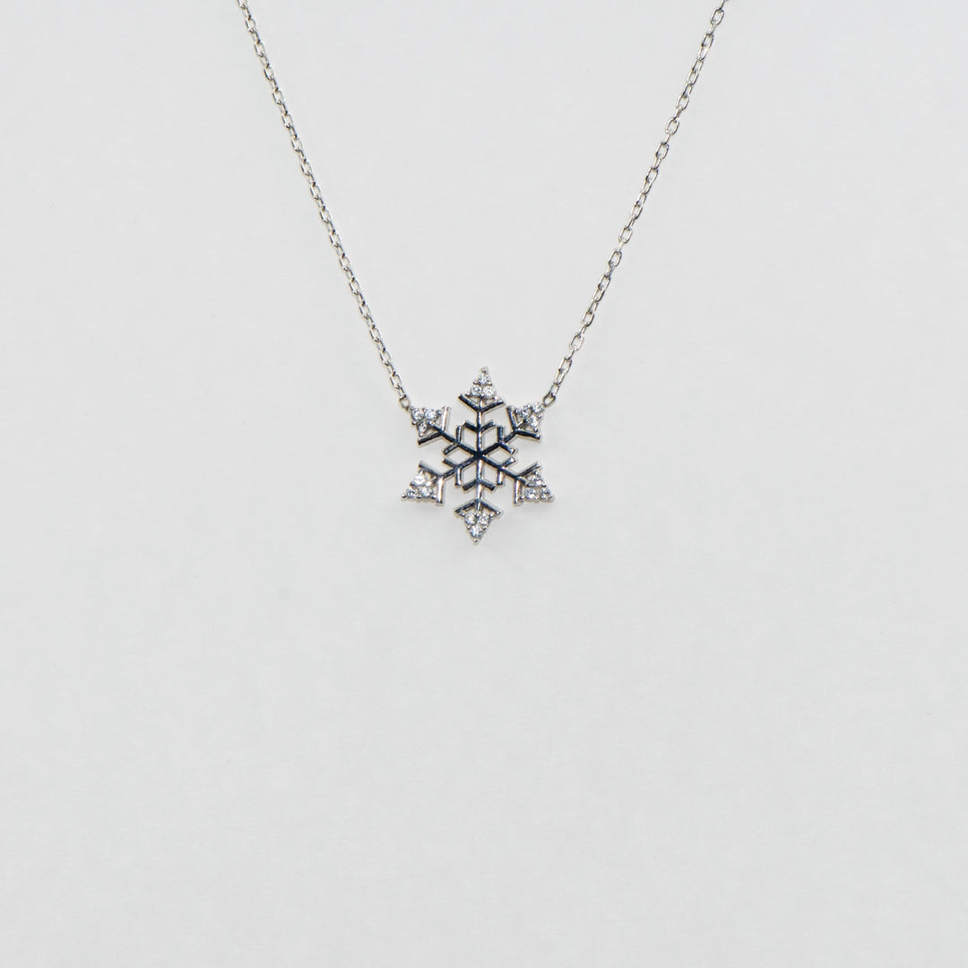 Dieses bezaubernde 925 Silber Collier mit Anhänger ist mit einem detailreichen Schneeflocken-Motiv versehen, das mit funkelnden Zirkonia-Steinen geschmückt ist. Die strahlenden Zirkonia verleihen dem Collier einen eleganten Glanz, der perfekt zu festlichen Anlässen passt. Ein stilvolles Schmuckstück, das winterliche Schönheit und zeitlose Eleganz vereint.