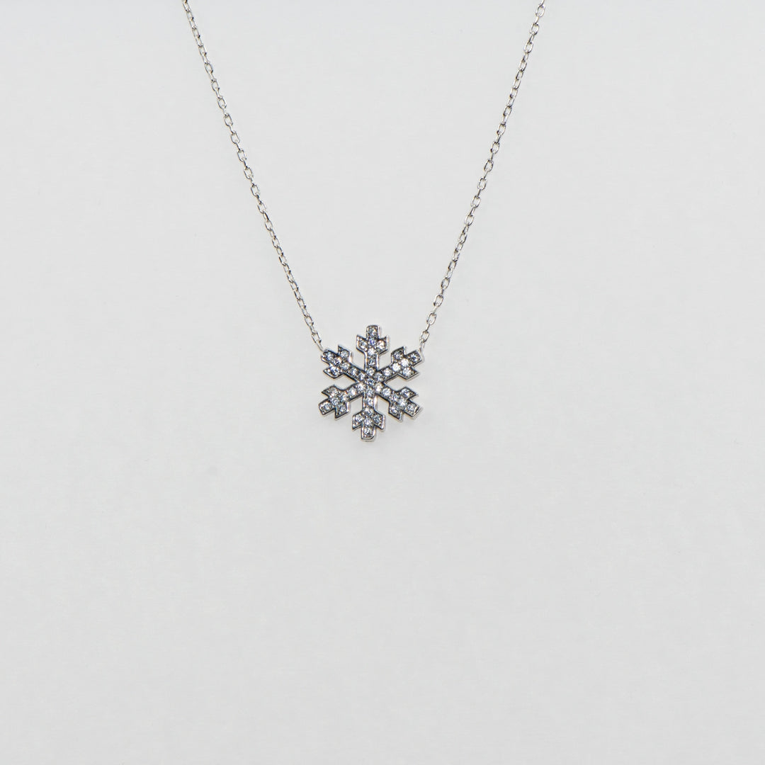 Dieses klassische 925 Silber Collier mit Anhänger besticht durch ein zeitloses Schneeflocken-Motiv, das durch seine schlichte Eleganz überzeugt. Die sorgfältige Verarbeitung und das dezente Design machen dieses Collier zu einem vielseitigen Schmuckstück, das sowohl im Alltag als auch zu besonderen Anlässen getragen werden kann. Perfekt für alle, die klassischen Stil und edle Materialien schätzen.