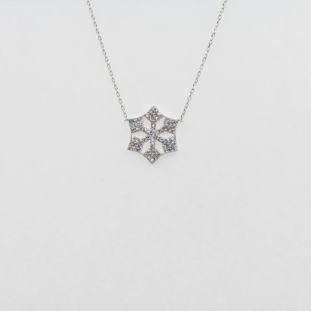 Dieses stilvolle 925 Silber Collier mit Anhänger ist mit einem filigranen Schneeflocken-Motiv gestaltet, das pure Eleganz ausstrahlt. Durch das schlichte, aber dennoch raffinierte Design eignet sich dieses Collier perfekt für den Alltag und festliche Gelegenheiten. Ein ideales Accessoire für diejenigen, die einen zeitlosen und dezenten Look bevorzugen.