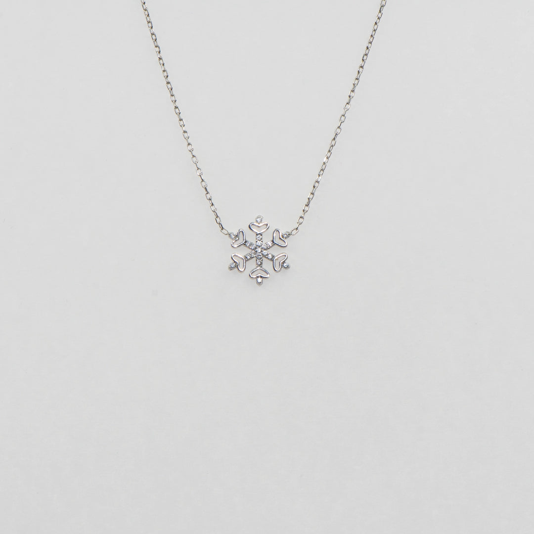 Dieses wunderschöne 925 Silber Collier mit Anhänger vereint ein zartes Schneeflocken-Motiv und liebevoll gestaltete kleine Herzen, die mit funkelnden Zirkonia-Steinen besetzt sind. Die filigranen Details und die elegante Verarbeitung machen dieses Collier zu einem perfekten Accessoire für festliche Anlässe oder als romantisches Geschenk. Dieses Schmuckstück bringt einen Hauch von Glanz und Anmut in jedes Outfit.