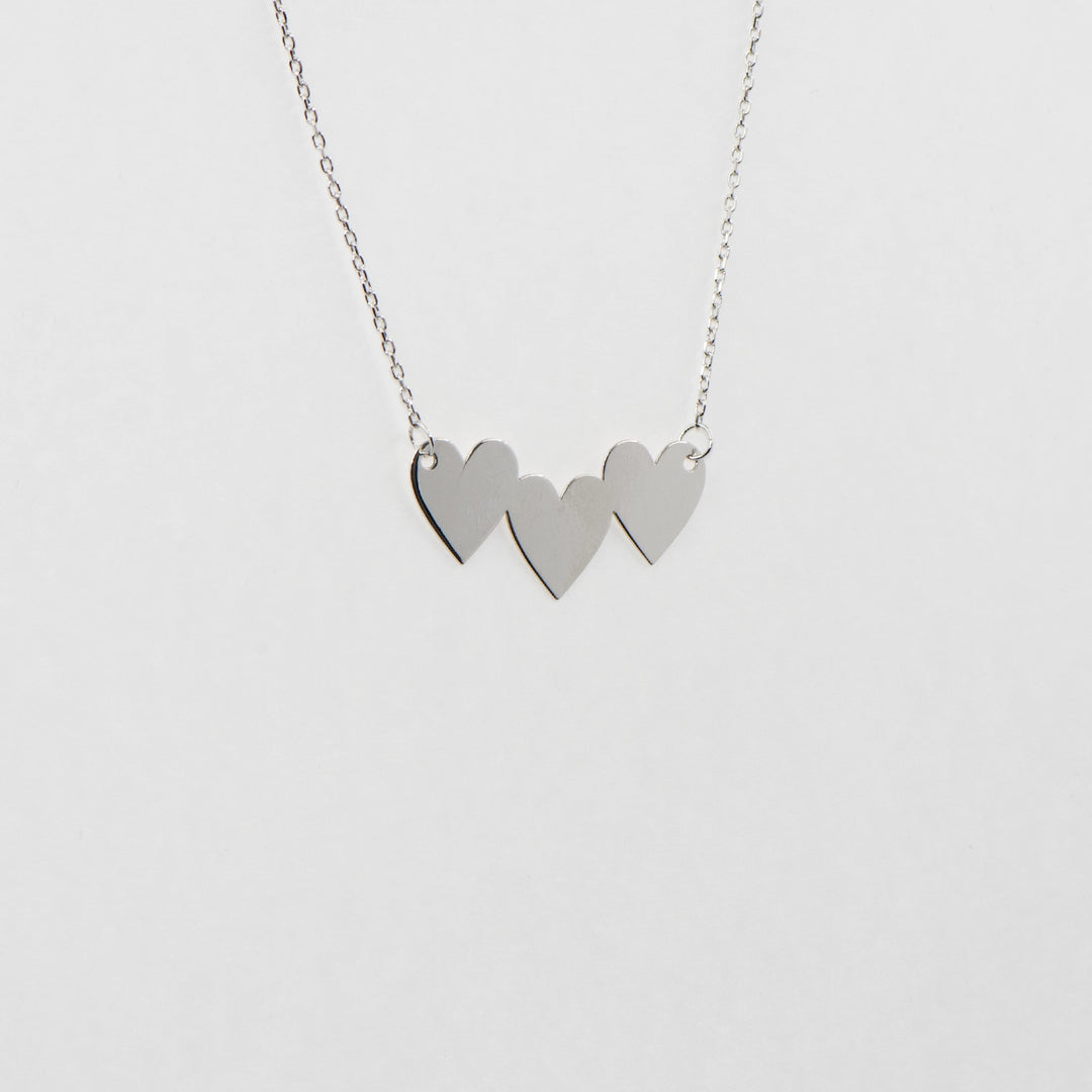 Dieses zarte 925 Silber Collier mit drei aneinandergereihten Herz-Anhängern symbolisiert Liebe und Verbundenheit.
