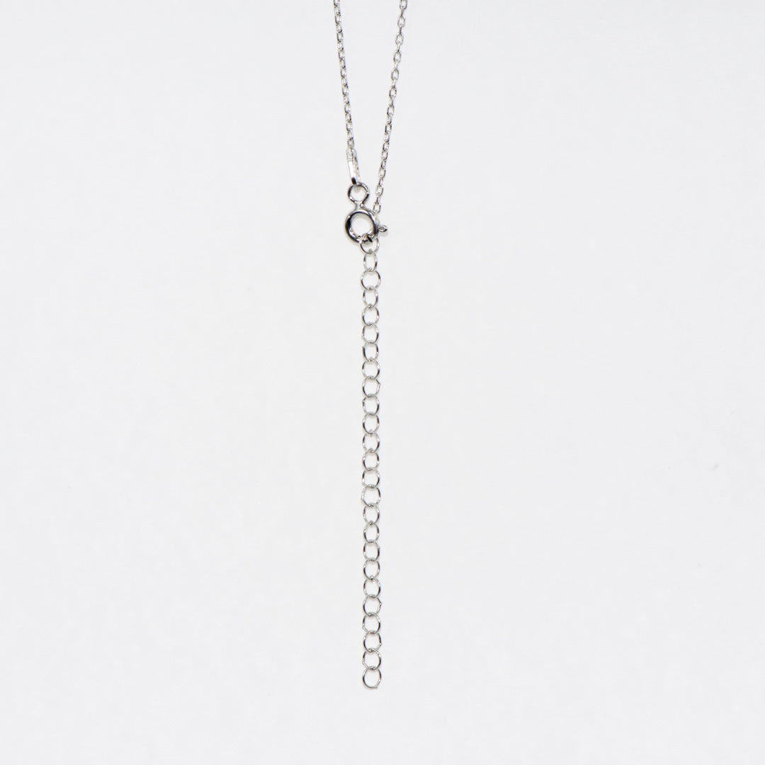 Dieses elegante 925 Silber Collier mit Anhänger ist mit einem funkelnden Schneeflocken-Motiv verziert, das mit strahlenden Zirkonia-Steinen besetzt ist.