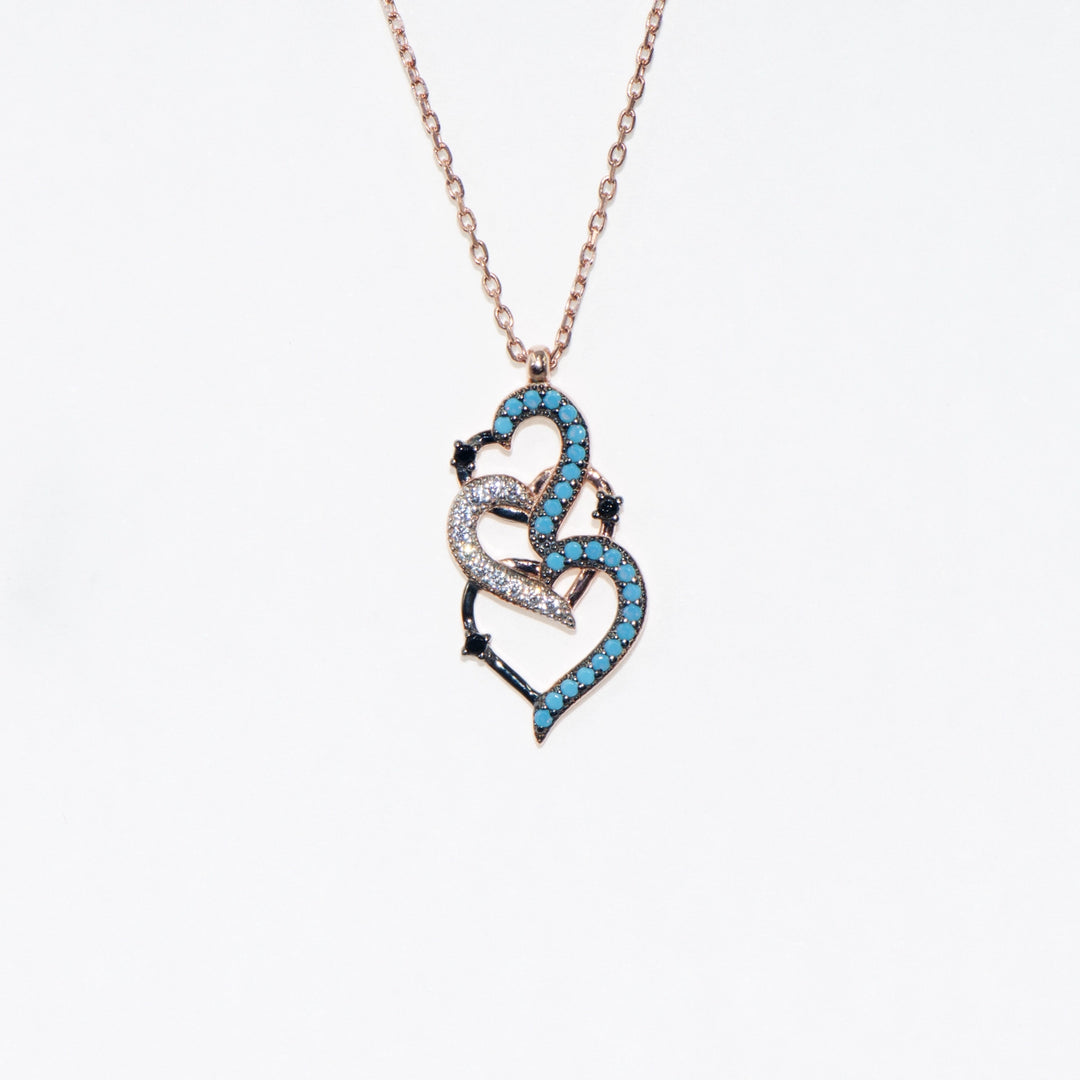 Elegantes Silber Collier mit Herz-Anhänger, verziert mit funkelnden blauen und weißen Zirkonsteinen – ein stilvolles Schmuckstück für besondere Anlässe.