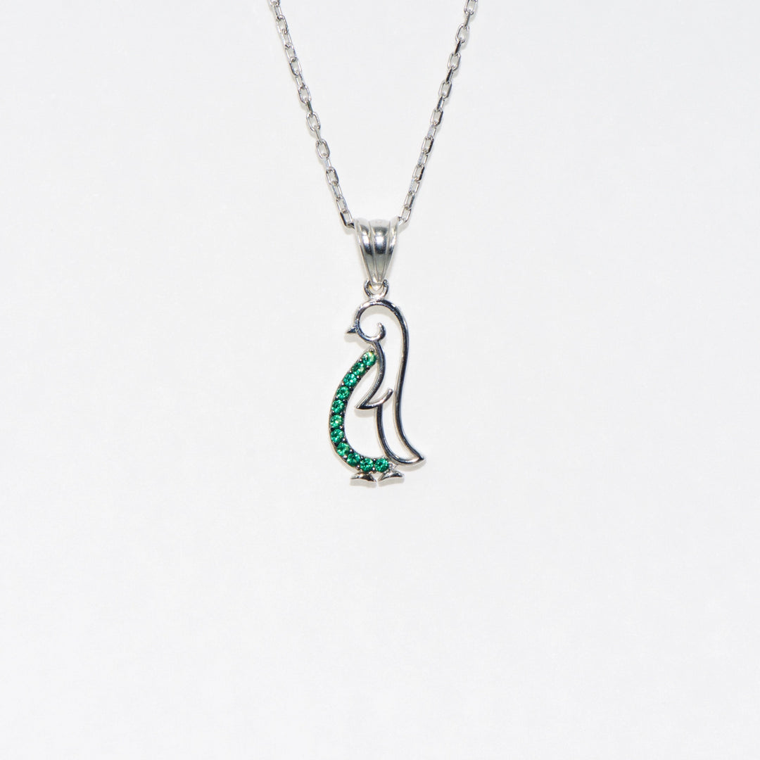 Silber Collier mit Pingu-Anhänger und grünen Zirkonsteinen. Verstellbare Kette – perfekt als Geschenkidee.