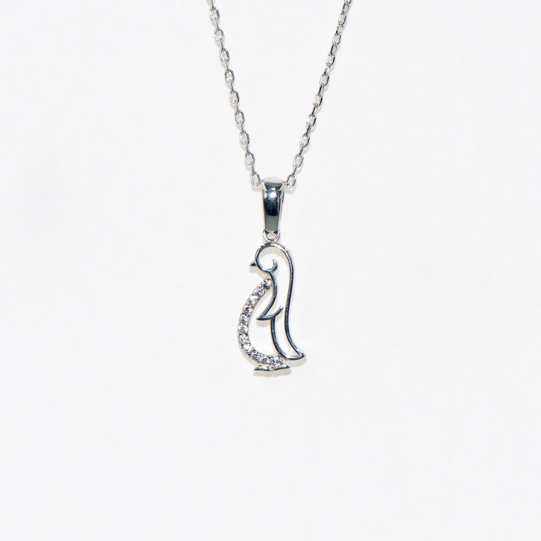 Niedliche Pinguin-Collier mit Anhänger aus 925er Sterlingsilber, verziert mit weißen Zirkonsteinen.