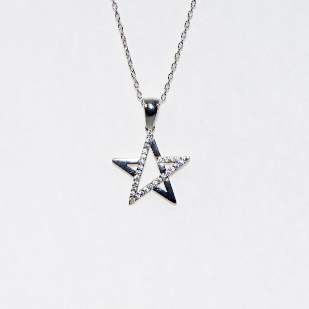 Collier mit Anhänger aus 925er Sterlingsilber. Stern-Halskette, verziert mit modern gestalteten Zirkonsteinen. Mit der verstellbaren Kette passt es zu all Ihrer Kleidung. Sie können Ihren Lieben als Geburtstagsgeschenk, Reisegeschenk oder Dankeschön-Geschenk eine Freude machen.