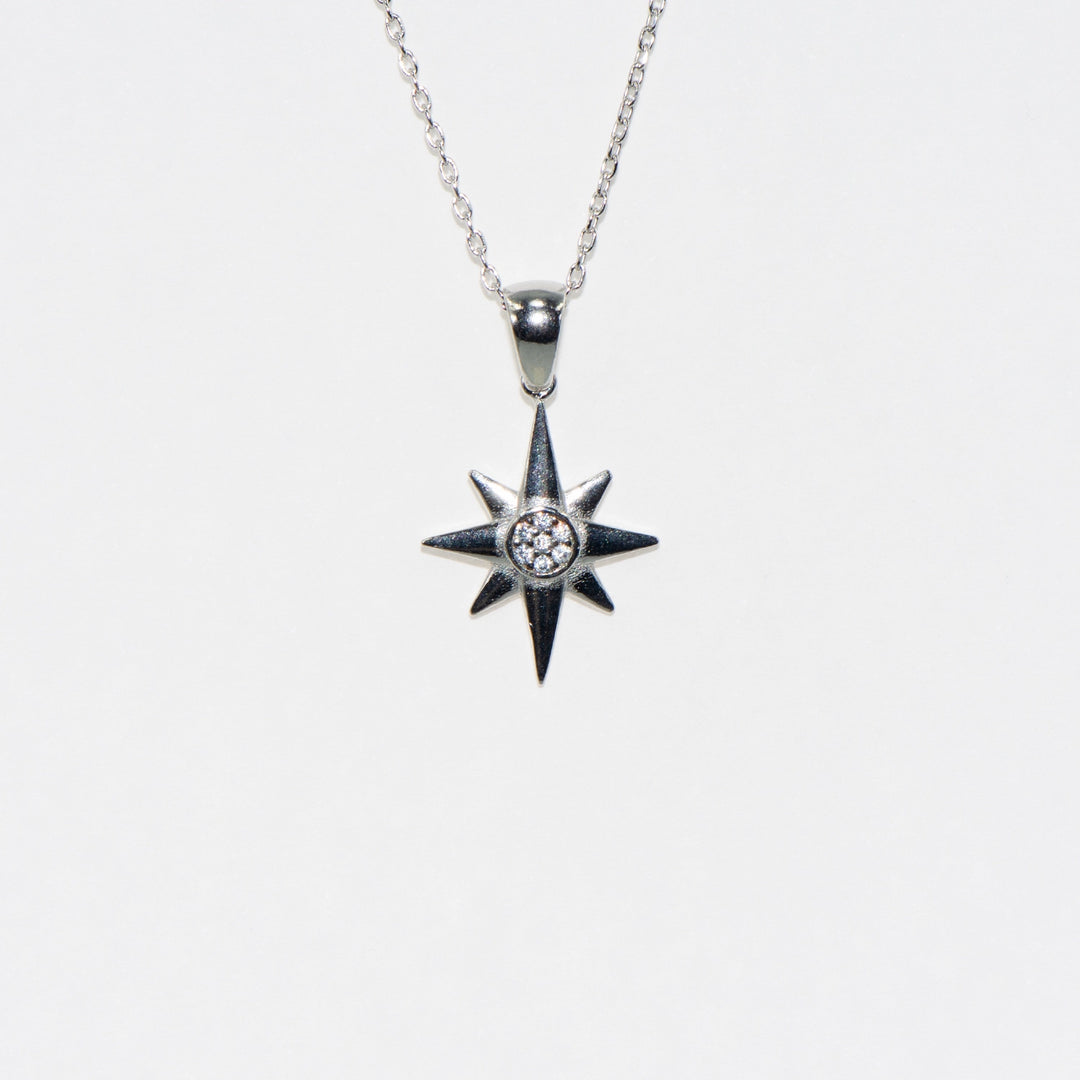 Nordstern aus 925er Sterlingsilber. Die Mitte ist mit weißen Zirkonsteinen verziert. Dank der verstellbaren Kette passt es perfekt zu Ihrer Kleidung. Eine perfekte Geschenkidee für Ihre Lieben. Eine Halskette, die aufgrund ihres besonderen Stils in Ihrer Schmuckschatulle fehlen sollte.