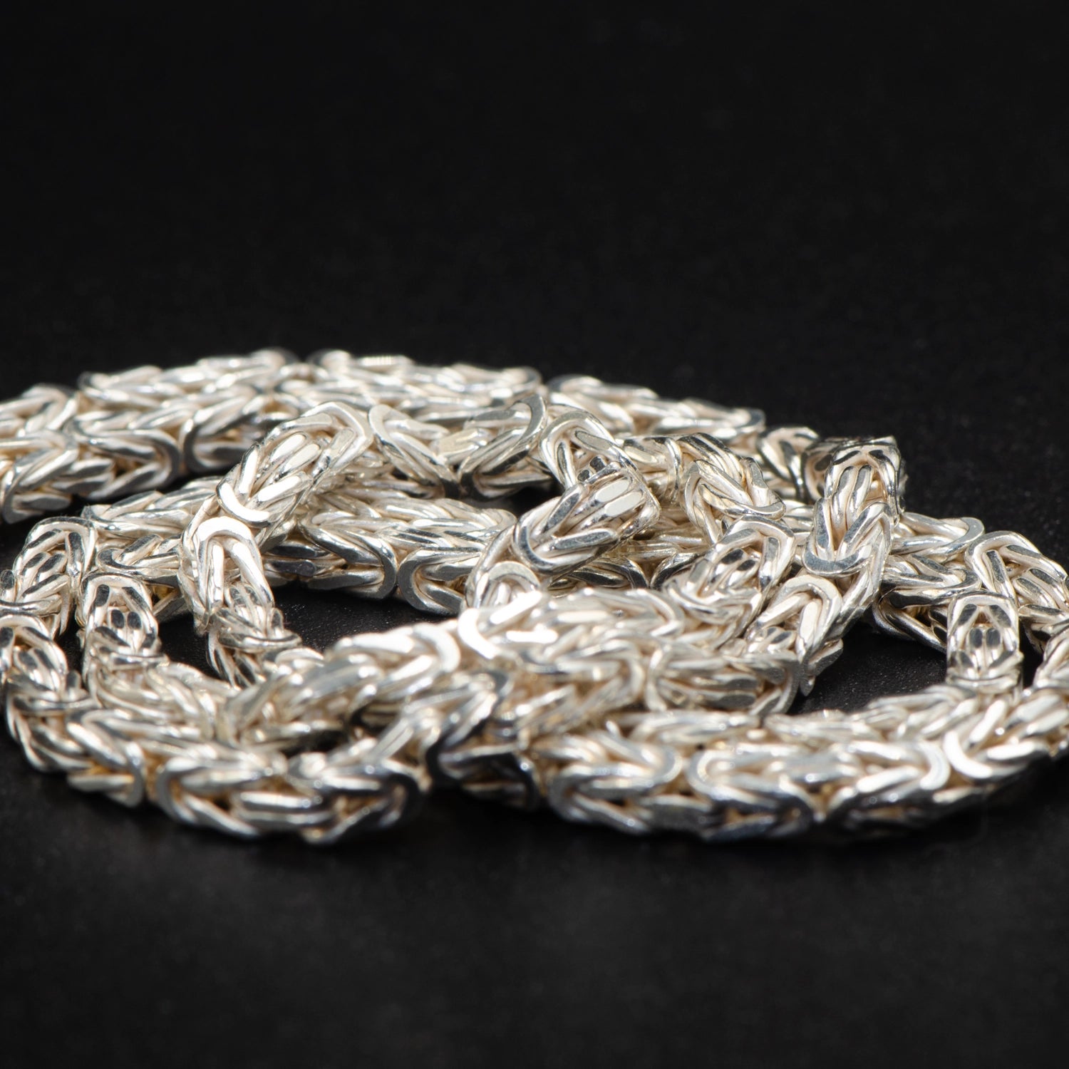 Vervollständigen Sie Ihre Schmuckkollektion mit unseren klassischen Königsketten und passenden Armbändern. Dieses seit Jahrhunderten geschätzte Design steht für Beständigkeit und Stil.