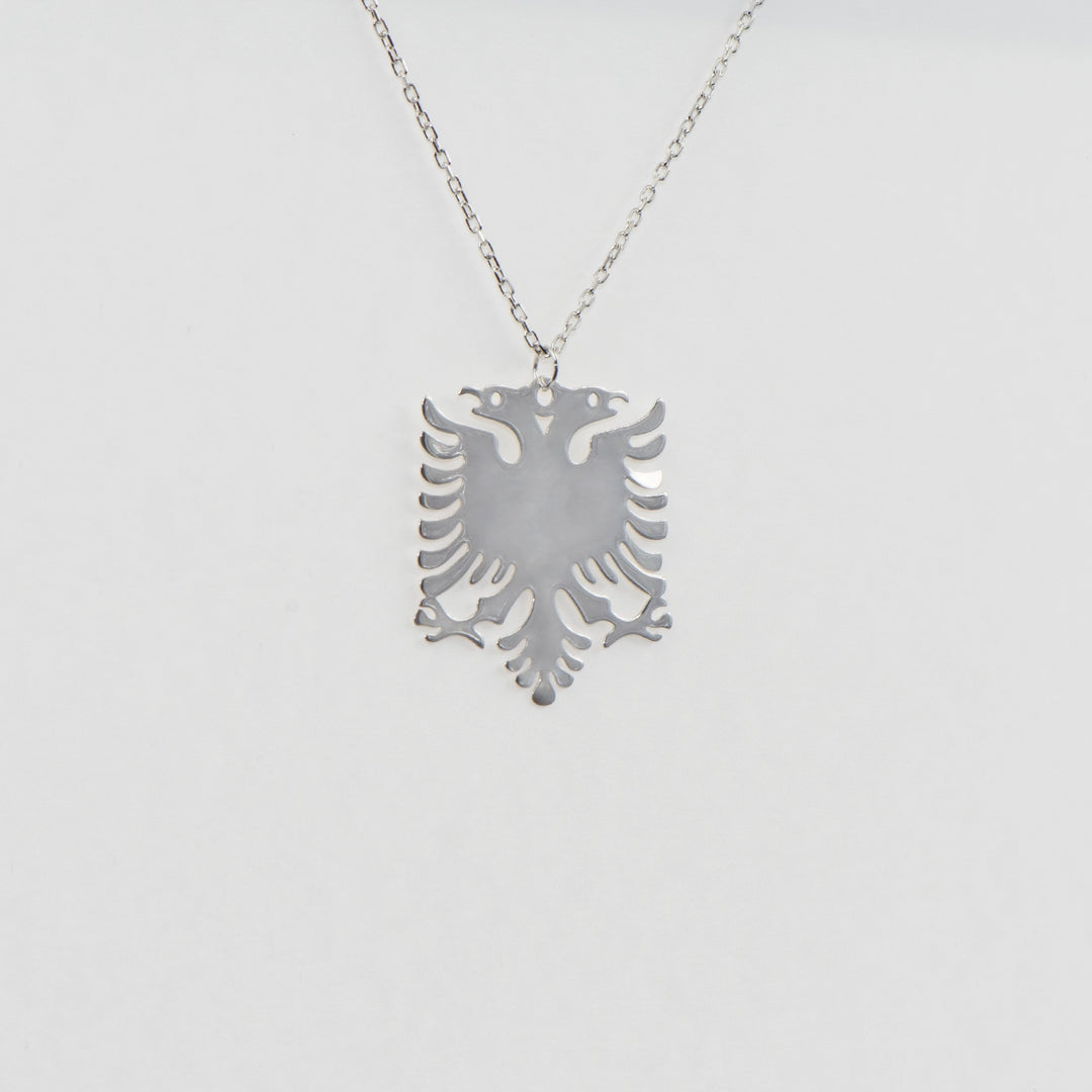 Dieses elegante 925 Silber Collier mit albanischem Adler Anhänger bietet nicht nur das kraftvolle Symbol des Adlers, sondern auch die Möglichkeit, es individuell zu gestalten. Da der Anhänger auf beiden Seiten glatt ist, kann eine Gravur auf beiden Seiten hinzugefügt werden, was das Schmuckstück noch persönlicher macht. Ein perfektes Geschenk, das Tradition mit Individualität verbindet.