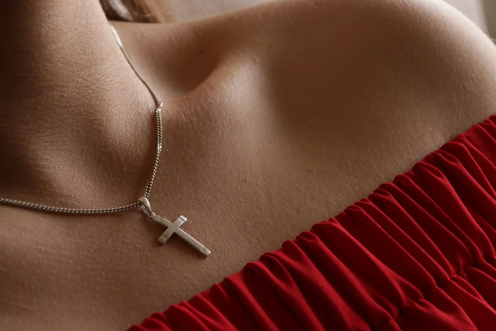 Ob Sie in Zürich, Bern, Luzern oder Genf wohnen – unser Online Shop bringt Ihnen Silber Kreuz Anhänger aus 925er Silber direkt nach Hause. Schmucktime ist in der ganzen Schweiz für Si