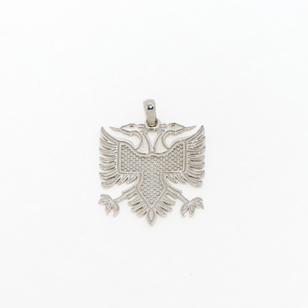 Unser beeindruckender 925 Silber Anhänger zeigt den kraftvollen albanischen Adler, ein Symbol von Stolz und Stärke. Aus hochwertigem Sterling Silber gefertigt, bietet dieser detaillierte Silberanhänger nicht nur ein markantes Design, sondern auch eine langlebige Qualität. Perfekt für alle, die ihre Wurzeln oder Symbole der Freiheit stilvoll tragen möchten.
