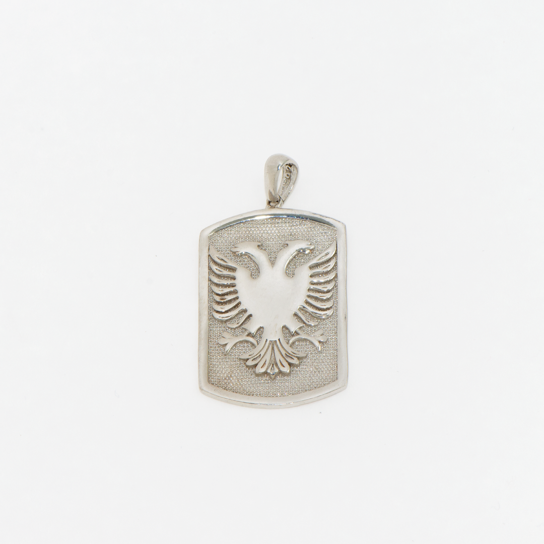Dieser detailreiche 925 Silber Anhänger zeigt den majestätischen albanischen Adler – ein starkes Symbol der Unabhängigkeit und des Erbes. Gefertigt aus hochwertigem Sterling Silber, ist dieser Silberanhänger robust und dennoch elegant, ideal für den täglichen Gebrauch oder als besonderes Geschenk für Liebhaber albanischer Symbole.