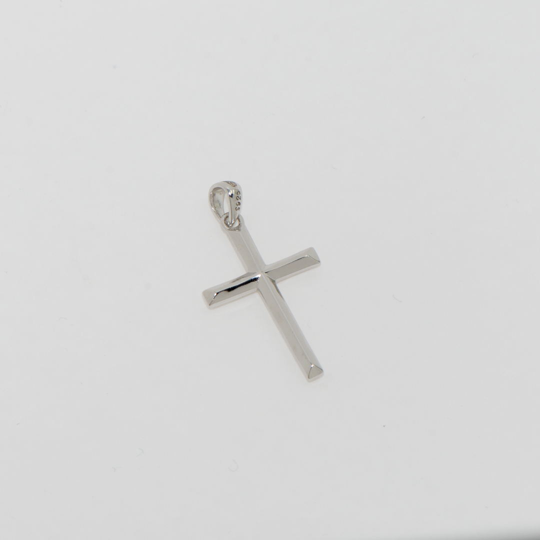 Unser moderner 925 Silber Kreuzanhänger ist mit einer schützenden Rhodium-Beschichtung versehen, die einen langanhaltenden Glanz garantiert. Dieser minimalistische Silberanhänger vereint schlichtes Design mit einer edlen Oberfläche, die das Anlaufen verhindert. Ideal als dezentes Schmuckstück oder als bedeutungsvolles Geschenk zu besonderen Anlässen.