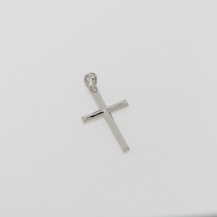 Unser moderner 925 Silber Kreuzanhänger ist mit einer schützenden Rhodium-Beschichtung versehen, die einen langanhaltenden Glanz garantiert. Dieser minimalistische Silberanhänger vereint schlichtes Design mit einer edlen Oberfläche, die das Anlaufen verhindert. Ideal als dezentes Schmuckstück oder als bedeutungsvolles Geschenk zu besonderen Anlässen.