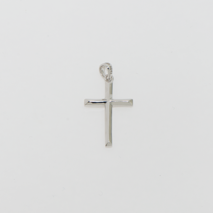 Unser moderner 925 Silber Kreuzanhänger ist mit einer schützenden Rhodium-Beschichtung versehen, die einen langanhaltenden Glanz garantiert. Dieser minimalistische Silberanhänger vereint schlichtes Design mit einer edlen Oberfläche, die das Anlaufen verhindert. Ideal als dezentes Schmuckstück oder als bedeutungsvolles Geschenk zu besonderen Anlässen.