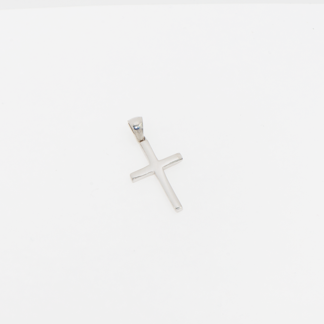 Unser schlichter 925 Silber Kreuz Anhänger verkörpert zeitlose Eleganz in ihrer reinsten Form. Ohne Verzierungen oder Steine besticht dieser klassische Silberanhänger durch seine klare Linienführung und hochwertige Verarbeitung. Ideal für diejenigen, die auf der Suche nach einem dezenten, aber bedeutungsvollen Schmuckstück sind, das sich perfekt für den Alltag oder besondere Anlässe eignet.