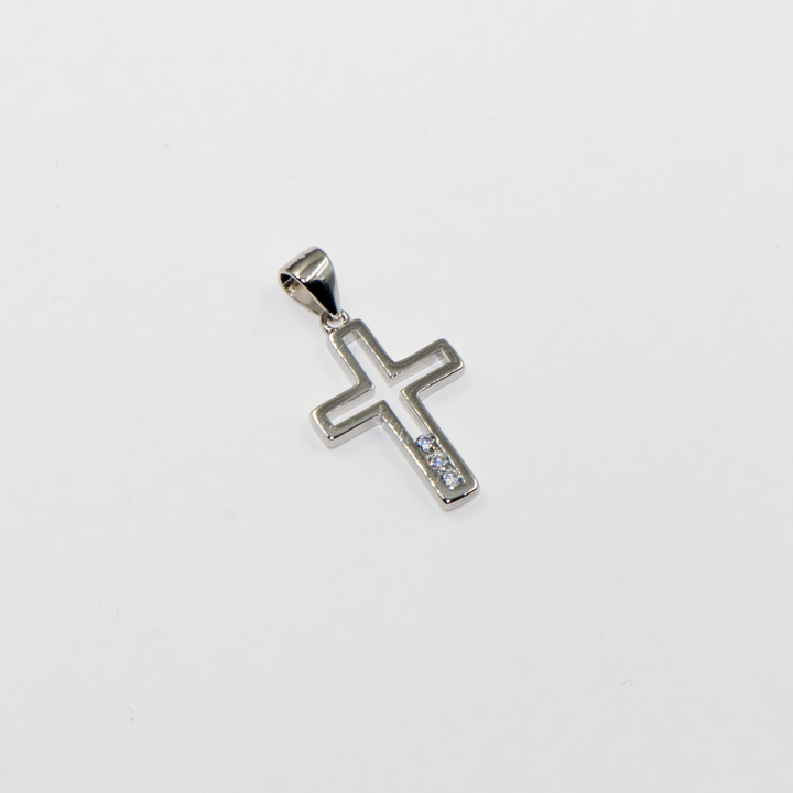 Entdecken Sie unseren eleganten 925 Sterling Silber Anhänger, verziert mit drei strahlend weißen Zirkonia-Steinen. Perfekt für die festliche Jahreszeit und ideal als Weihnachtsgeschenk. Dieser hochwertige Silberanhänger besticht durch sein minimalistisches Design und die funkelnden Zirkonia, die jedem Outfit einen Hauch von Eleganz verleihen. Machen Sie Weihnachten mit diesem stilvollen Schmuckstück unvergesslich.