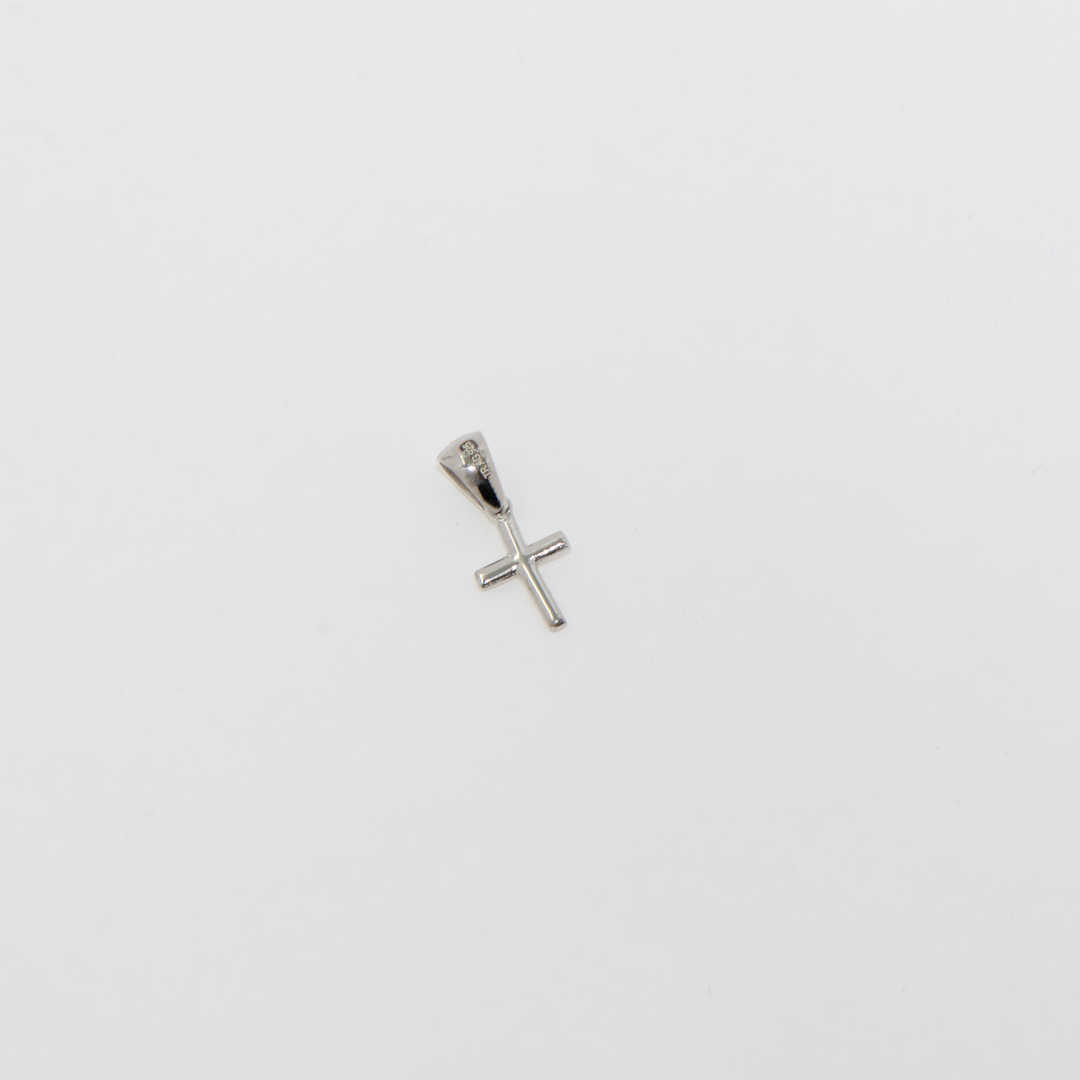 Unser ultrakleiner 925 Silber Kreuz Anhänger besticht durch seine subtile Eleganz und feine Verarbeitung. Trotz seiner winzigen Größe behält dieser Silberanhänger seine symbolische Bedeutung und eignet sich ideal für diejenigen, die ein dezentes, kaum spürbares Schmuckstück suchen. Perfekt als tägliches Accessoire oder als zierliches Geschenk mit großer Bedeutung.
