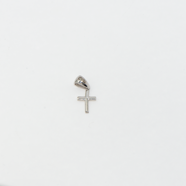Unser ultrakleiner 925 Silber Kreuz Anhänger besticht durch seine subtile Eleganz und feine Verarbeitung. Trotz seiner winzigen Größe behält dieser Silberanhänger seine symbolische Bedeutung und eignet sich ideal für diejenigen, die ein dezentes, kaum spürbares Schmuckstück suchen. Perfekt als tägliches Accessoire oder als zierliches Geschenk mit großer Bedeutung.