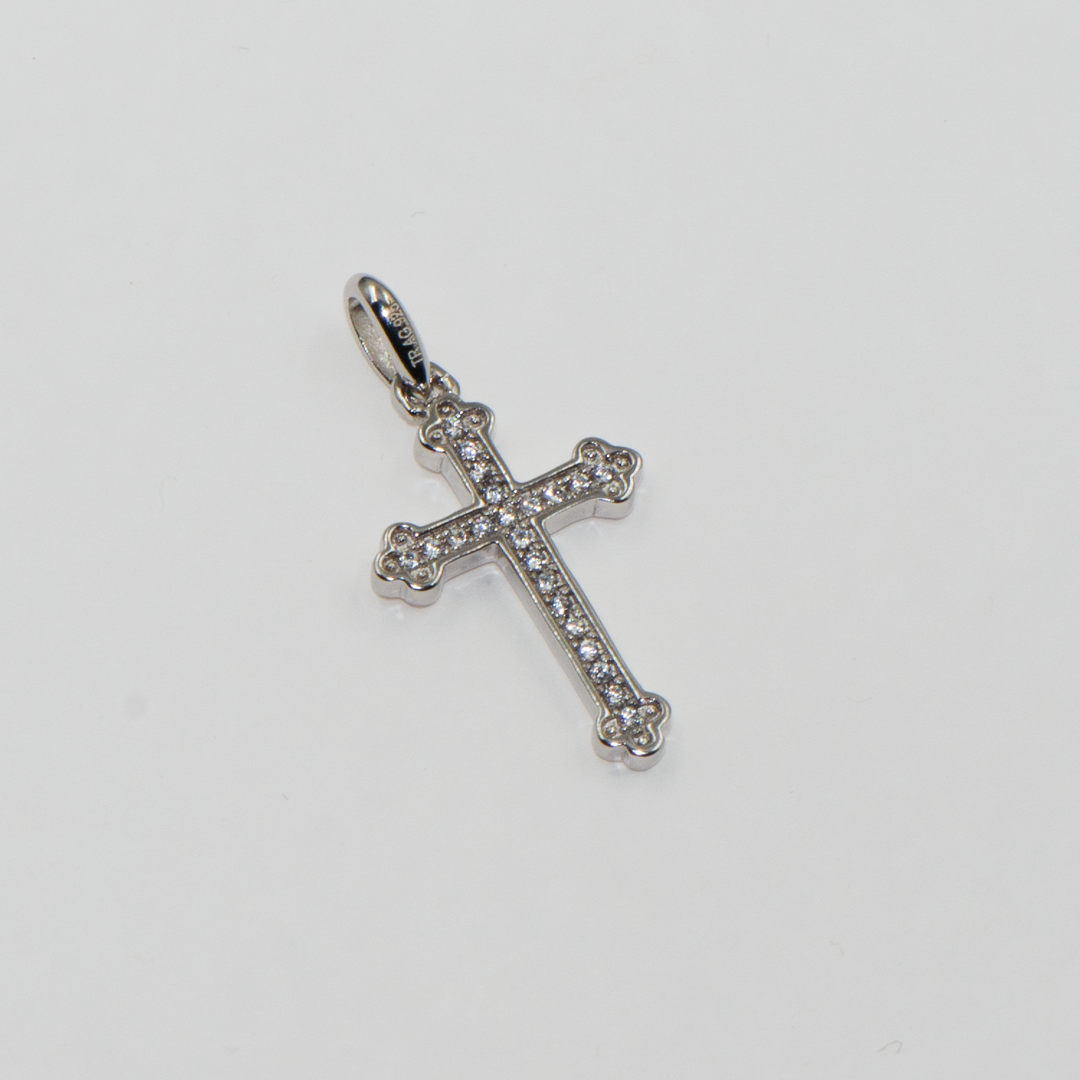 Schmücken Sie sich mit diesem beeindruckenden 925 Sterling Silber Anhänger, der in Form eines Kreuzes gestaltet und mit funkelnden Zirkonia-Steinen verziert ist. Dieser elegante Silberanhänger bringt spirituelle Symbolik und zeitlose Schönheit zusammen. Ideal als Weihnachtsgeschenk für Ihre Liebsten oder als stilvolles Accessoire für festliche Anlässe. Die feinen Zirkonia auf dem Kreuz verleihen diesem Schmuckstück einen Hauch von Luxus.