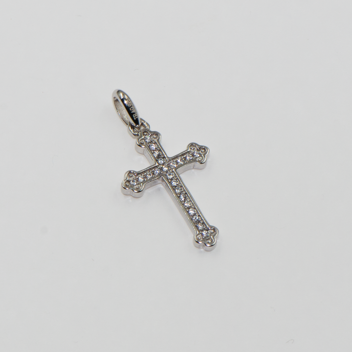 Schmücken Sie sich mit diesem beeindruckenden 925 Sterling Silber Anhänger, der in Form eines Kreuzes gestaltet und mit funkelnden Zirkonia-Steinen verziert ist. Dieser elegante Silberanhänger bringt spirituelle Symbolik und zeitlose Schönheit zusammen. Ideal als Weihnachtsgeschenk für Ihre Liebsten oder als stilvolles Accessoire für festliche Anlässe. Die feinen Zirkonia auf dem Kreuz verleihen diesem Schmuckstück einen Hauch von Luxus.