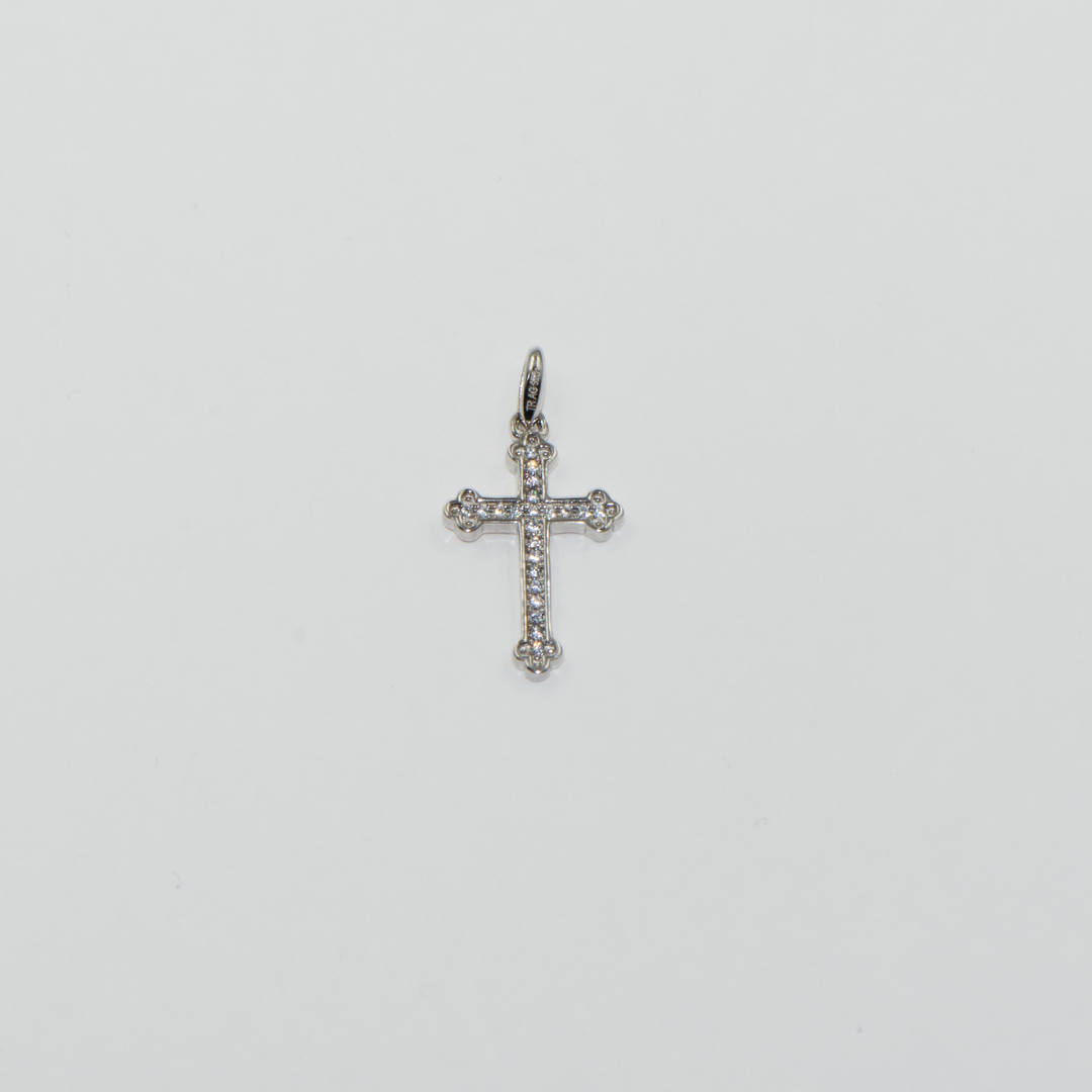 Schmücken Sie sich mit diesem beeindruckenden 925 Sterling Silber Anhänger, der in Form eines Kreuzes gestaltet und mit funkelnden Zirkonia-Steinen verziert ist. Dieser elegante Silberanhänger bringt spirituelle Symbolik und zeitlose Schönheit zusammen. Ideal als Weihnachtsgeschenk für Ihre Liebsten oder als stilvolles Accessoire für festliche Anlässe. Die feinen Zirkonia auf dem Kreuz verleihen diesem Schmuckstück einen Hauch von Luxus.