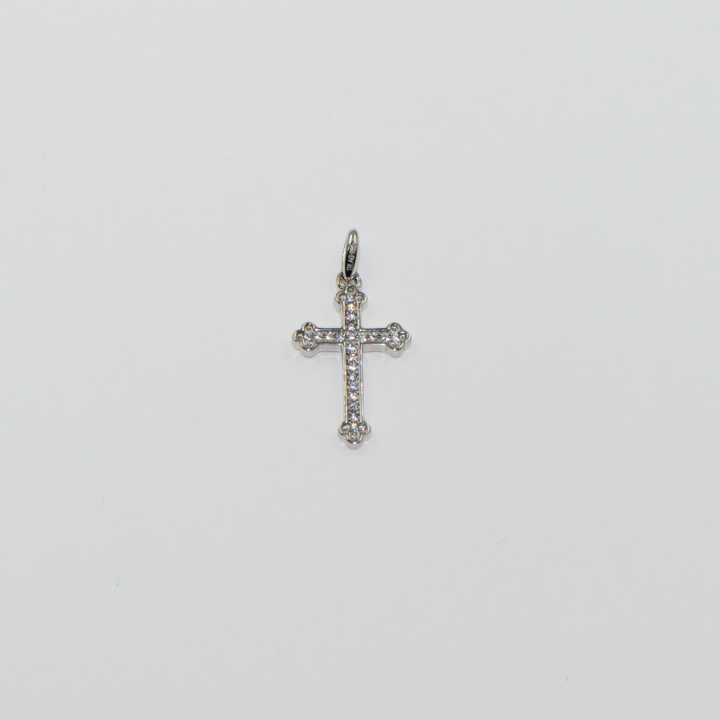 Schmücken Sie sich mit diesem beeindruckenden 925 Sterling Silber Anhänger, der in Form eines Kreuzes gestaltet und mit funkelnden Zirkonia-Steinen verziert ist. Dieser elegante Silberanhänger bringt spirituelle Symbolik und zeitlose Schönheit zusammen. Ideal als Weihnachtsgeschenk für Ihre Liebsten oder als stilvolles Accessoire für festliche Anlässe. Die feinen Zirkonia auf dem Kreuz verleihen diesem Schmuckstück einen Hauch von Luxus.