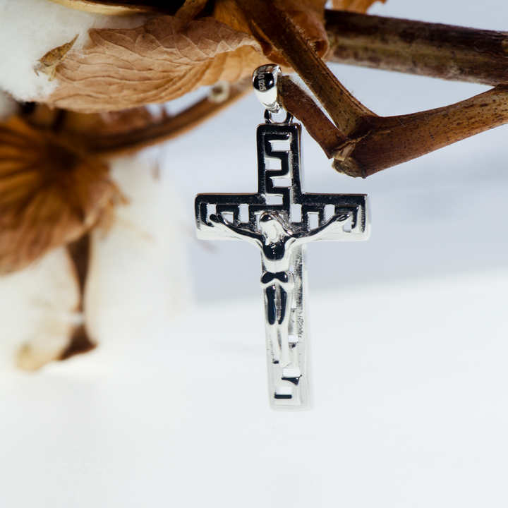 Entdecken Sie unseren edlen 925 Silber Kreuz Anhänger, das ideale Weihnachtsgeschenk für Ihre Liebsten. Dieses hochwertige Schmuckstück aus Sterlingsilber 925 kombiniert zeitloses Design mit hervorragender Verarbeitung. Der Kreuz Anhänger verleiht jedem Outfit einen Hauch von Eleganz und passt perfekt zu festlichen Anlässen.

Überraschen Sie Ihre Familie und Freunde in dieser Weihnachtszeit mit einem stilvollen 925 Silber Kreuz Anhänger und machen Sie die Festtage unvergesslich.