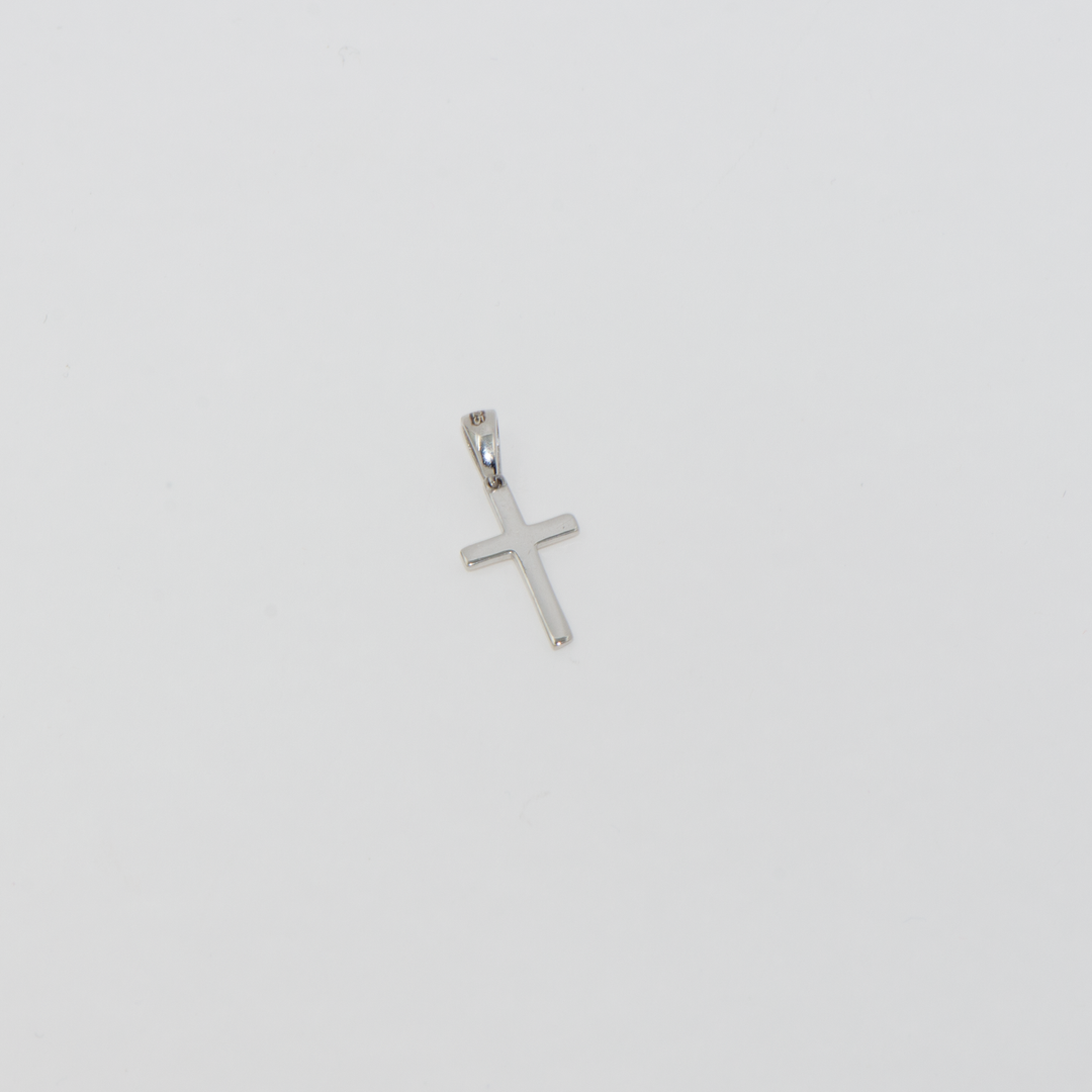 Dieser zierliche 925 Silber Kreuz Anhänger ist klein, aber voller Symbolik. Trotz seiner kompakten Größe strahlt dieser Silberanhänger klassische Eleganz aus und eignet sich perfekt als dezentes Accessoire für den Alltag. Das minimalistische Design und die hochwertige Verarbeitung machen ihn zu einem stilvollen und bedeutungsvollen Schmuckstück.