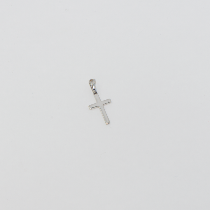 Dieser zierliche 925 Silber Kreuz Anhänger ist klein, aber voller Symbolik. Trotz seiner kompakten Größe strahlt dieser Silberanhänger klassische Eleganz aus und eignet sich perfekt als dezentes Accessoire für den Alltag. Das minimalistische Design und die hochwertige Verarbeitung machen ihn zu einem stilvollen und bedeutungsvollen Schmuckstück.