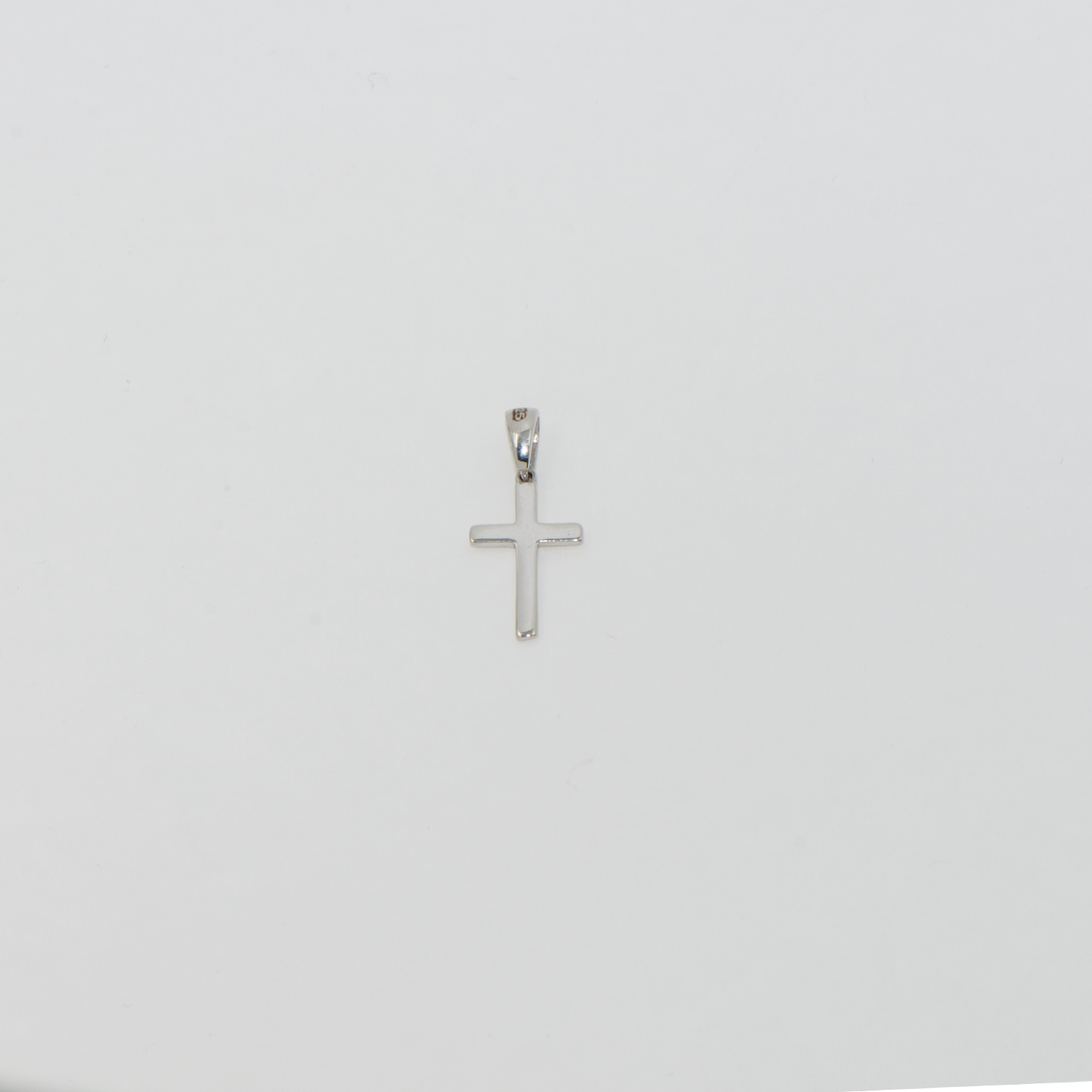 Dieser zierliche 925 Silber Kreuz Anhänger ist klein, aber voller Symbolik. Trotz seiner kompakten Größe strahlt dieser Silberanhänger klassische Eleganz aus und eignet sich perfekt als dezentes Accessoire für den Alltag. Das minimalistische Design und die hochwertige Verarbeitung machen ihn zu einem stilvollen und bedeutungsvollen Schmuckstück.