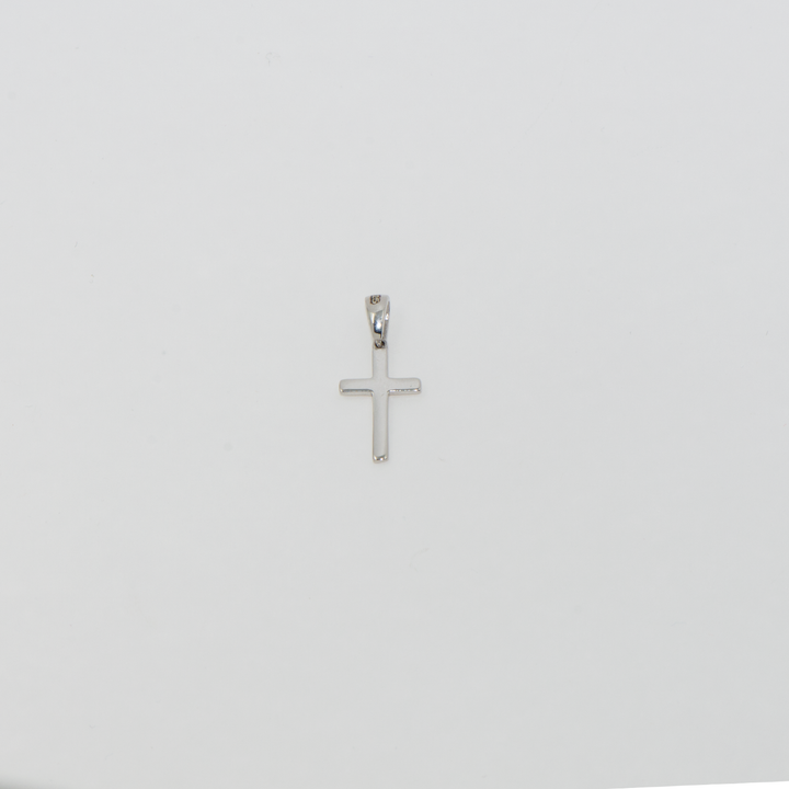 Dieser zierliche 925 Silber Kreuz Anhänger ist klein, aber voller Symbolik. Trotz seiner kompakten Größe strahlt dieser Silberanhänger klassische Eleganz aus und eignet sich perfekt als dezentes Accessoire für den Alltag. Das minimalistische Design und die hochwertige Verarbeitung machen ihn zu einem stilvollen und bedeutungsvollen Schmuckstück.