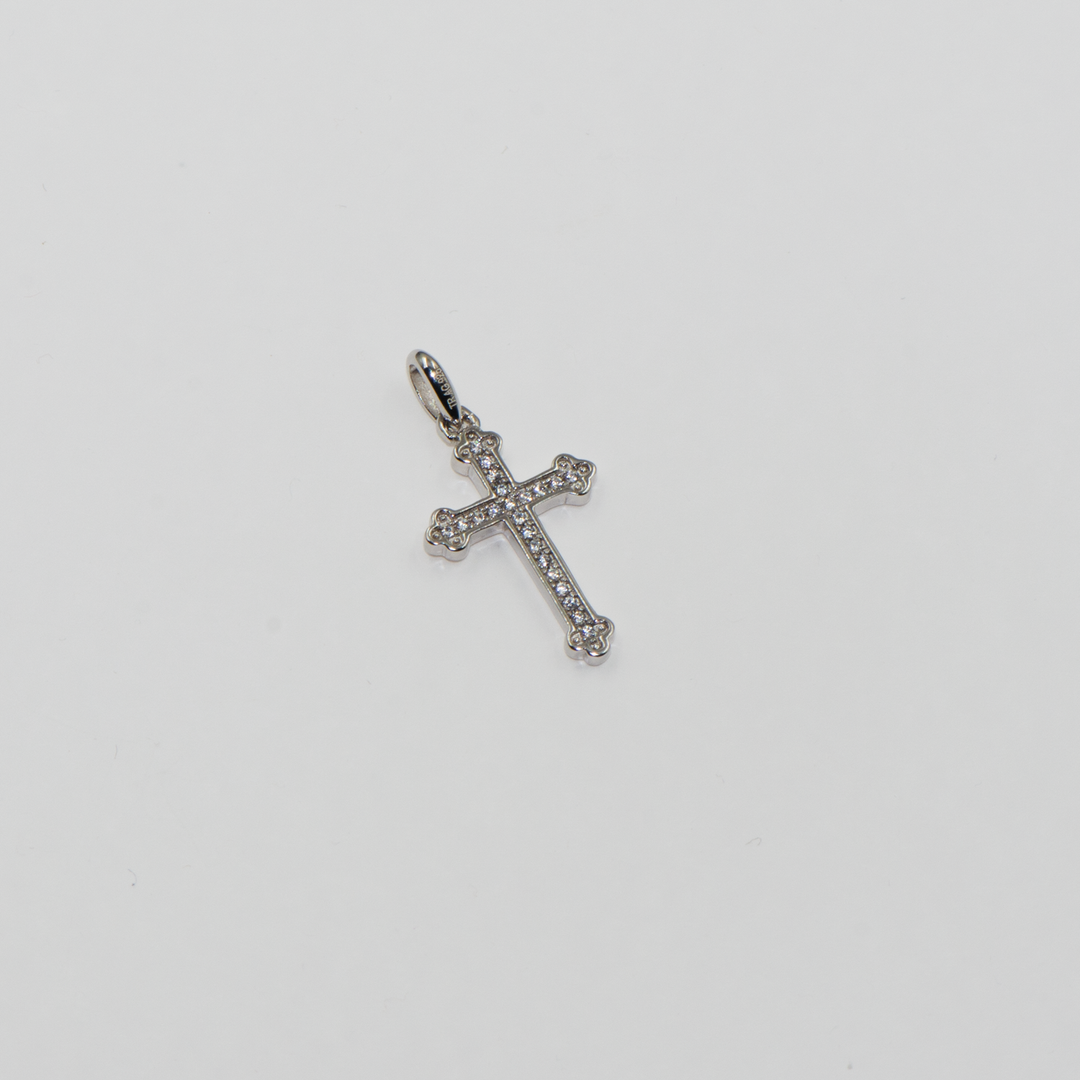 Schmücken Sie sich mit diesem beeindruckenden 925 Sterling Silber Anhänger, der in Form eines Kreuzes gestaltet und mit funkelnden Zirkonia-Steinen verziert ist. Dieser elegante Silberanhänger bringt spirituelle Symbolik und zeitlose Schönheit zusammen. Ideal als Weihnachtsgeschenk für Ihre Liebsten oder als stilvolles Accessoire für festliche Anlässe. Die feinen Zirkonia auf dem Kreuz verleihen diesem Schmuckstück einen Hauch von Luxus.