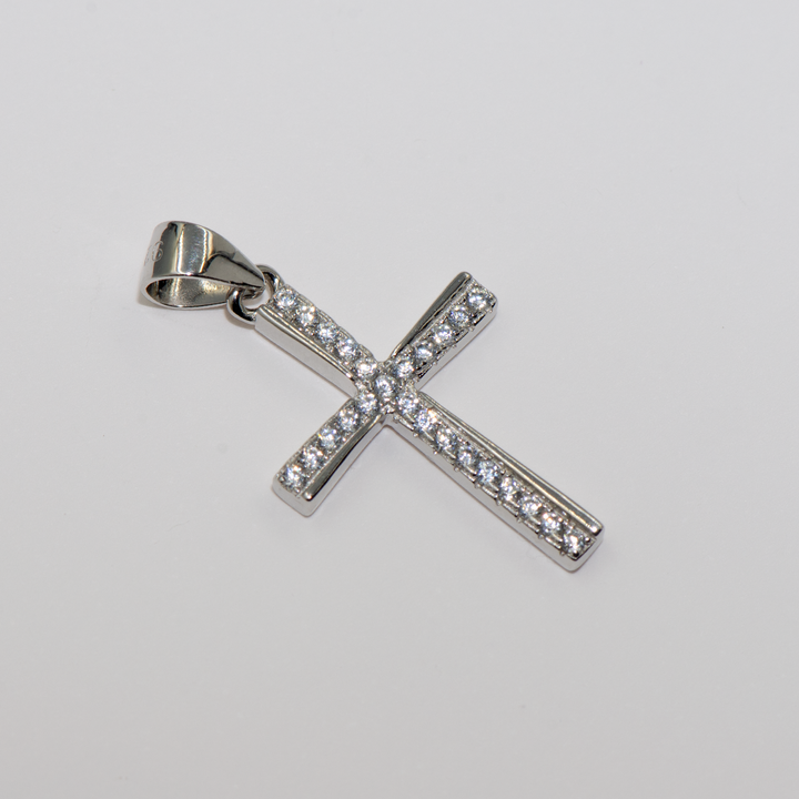 Anhänger Kreuz mit Zirkonia Silber925. Möchten Sie ein tolles Geschenkpaket für Freunde vorbereiten? Das ist eine großartige Idee für Sie. Ein wunderschöner Kreuz-Anhänger, gestaltet mit runden Zirkonsteinen.