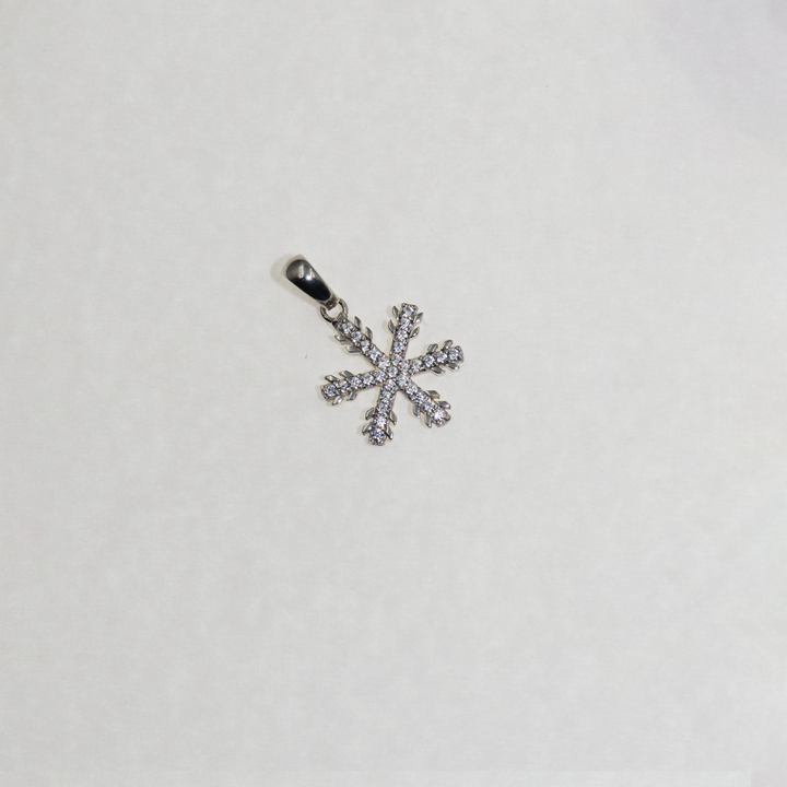 Unsere eleganten Schmuckstücke aus 925 Silber mit funkelnden Zirkonia-Steinen sind die perfekte Geschenkidee für besondere Anlässe. Jedes Stück wird sorgfältig gefertigt und in einer stilvollen Schmuckbox geliefert. Mache deinen Liebsten eine Freude mit einem einzigartigen Geschenk, das bleibende Erinnerungen schafft.