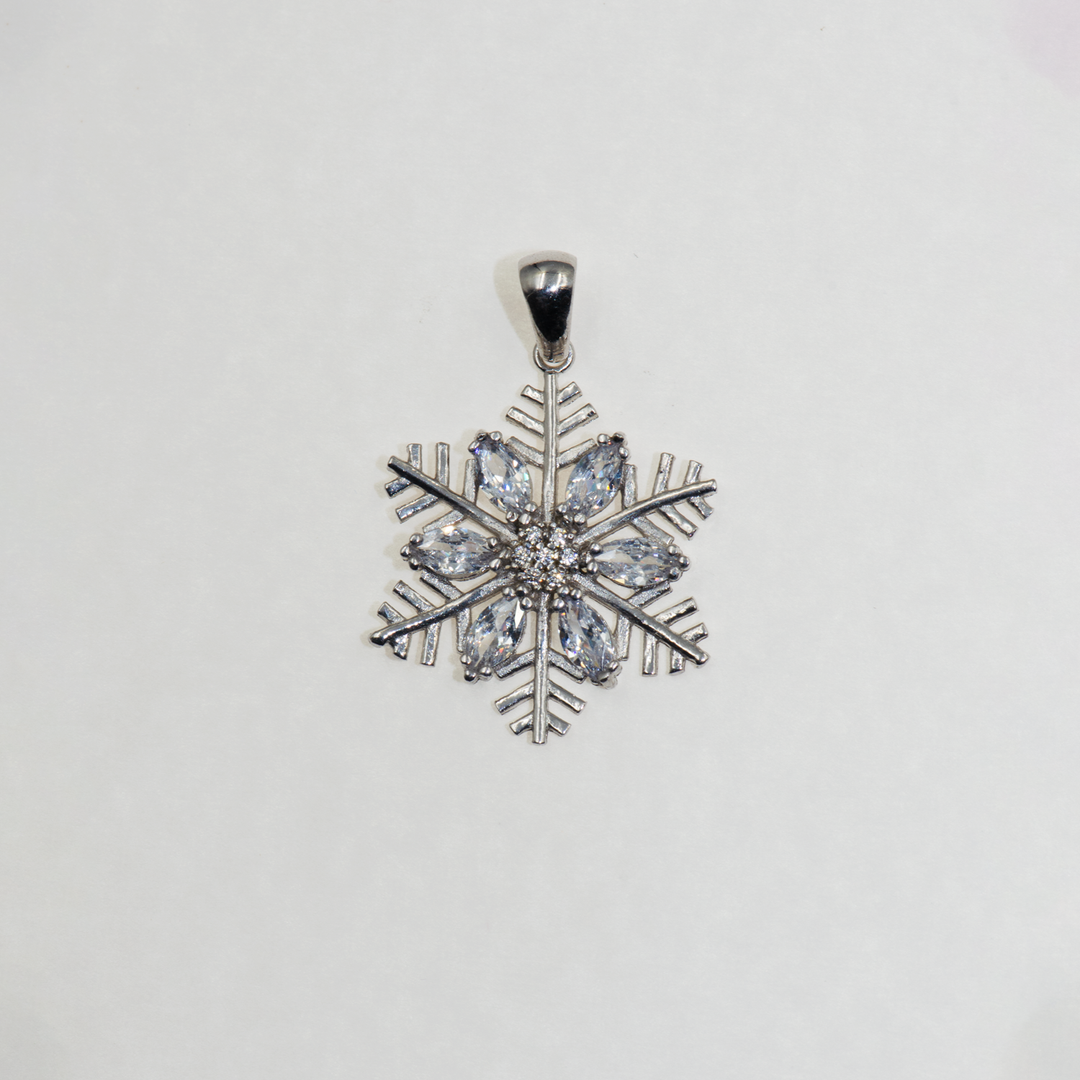 Weihnachten steht vor der Tür, und es ist die perfekte Zeit, um einzigartige Geschenke zu entdecken. Unsere handgefertigten Schmuckstücke aus 925 Silber, inspiriert von der Schönheit der Schneeflocken, sind das ideale Geschenk für diese besondere Jahreszeit. Überrasche deine Liebsten mit eleganten und stilvollen Designs, die sie verzaubern werden. Jetzt ist die Zeit des Schenkens – finde bei uns das perfekte Geschenk, das Freude bringt und Erinnerungen schafft