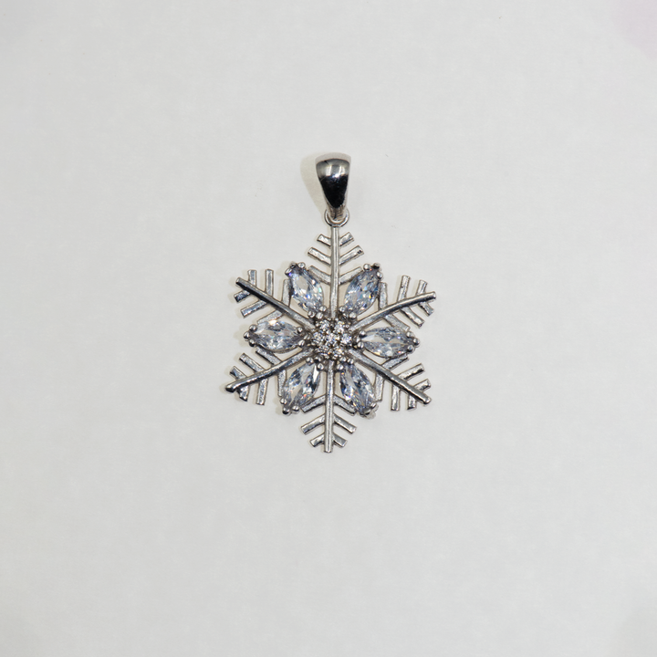 Weihnachten steht vor der Tür, und es ist die perfekte Zeit, um einzigartige Geschenke zu entdecken. Unsere handgefertigten Schmuckstücke aus 925 Silber, inspiriert von der Schönheit der Schneeflocken, sind das ideale Geschenk für diese besondere Jahreszeit. Überrasche deine Liebsten mit eleganten und stilvollen Designs, die sie verzaubern werden. Jetzt ist die Zeit des Schenkens – finde bei uns das perfekte Geschenk, das Freude bringt und Erinnerungen schafft