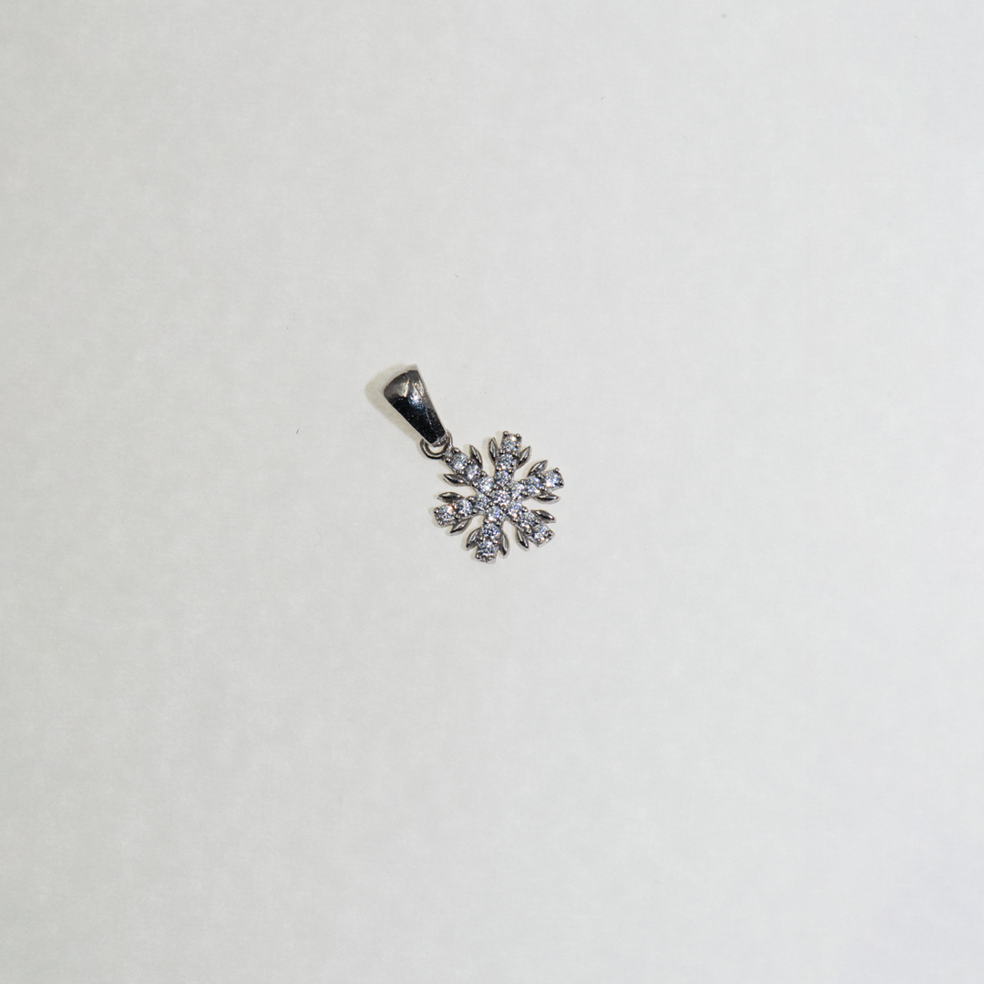 Unsere handgefertigten Schmuckstücke aus 925 Silber in Form zarter Schneeflocken sind das ideale Geschenk für jeden Anlass. Jeder Artikel wird in einer eleganten Schmuckbox geliefert und bringt Stil und Freude in die Geschenkzeit. Ob zu Weihnachten oder als persönliches Geschenk, unsere einzigartigen Designs zaubern ein Lächeln auf jedes Gesicht. Entdecke jetzt unsere Kollektion und bereite deinen Liebsten unvergessliche Momente.