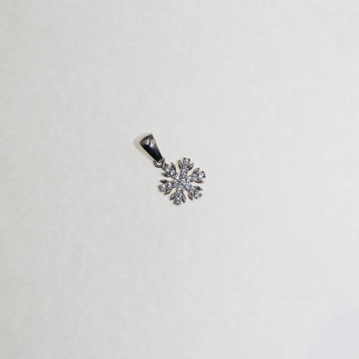 Unsere handgefertigten Schmuckstücke aus 925 Silber in Form zarter Schneeflocken sind das ideale Geschenk für jeden Anlass. Jeder Artikel wird in einer eleganten Schmuckbox geliefert und bringt Stil und Freude in die Geschenkzeit. Ob zu Weihnachten oder als persönliches Geschenk, unsere einzigartigen Designs zaubern ein Lächeln auf jedes Gesicht. Entdecke jetzt unsere Kollektion und bereite deinen Liebsten unvergessliche Momente.