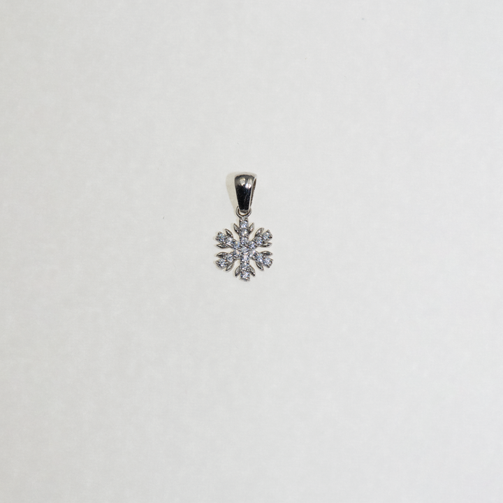 Unsere handgefertigten Schmuckstücke aus 925 Silber in Form zarter Schneeflocken sind das ideale Geschenk für jeden Anlass. Jeder Artikel wird in einer eleganten Schmuckbox geliefert und bringt Stil und Freude in die Geschenkzeit. Ob zu Weihnachten oder als persönliches Geschenk, unsere einzigartigen Designs zaubern ein Lächeln auf jedes Gesicht. Entdecke jetzt unsere Kollektion und bereite deinen Liebsten unvergessliche Momente.