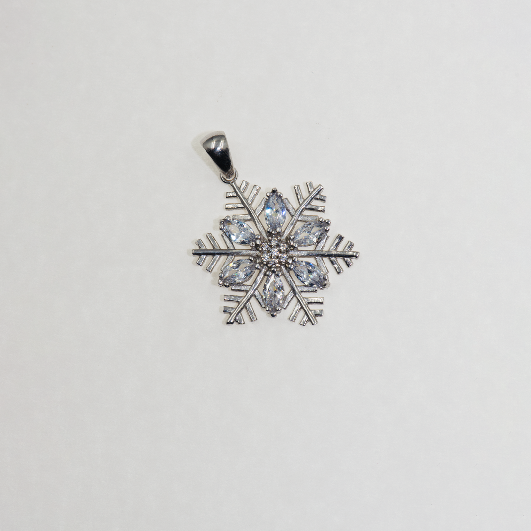 Weihnachten steht vor der Tür, und es ist die perfekte Zeit, um einzigartige Geschenke zu entdecken. Unsere handgefertigten Schmuckstücke aus 925 Silber, inspiriert von der Schönheit der Schneeflocken, sind das ideale Geschenk für diese besondere Jahreszeit. Überrasche deine Liebsten mit eleganten und stilvollen Designs, die sie verzaubern werden. Jetzt ist die Zeit des Schenkens – finde bei uns das perfekte Geschenk, das Freude bringt und Erinnerungen schafft
