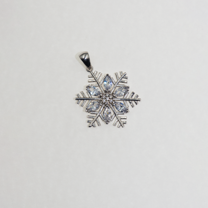 Weihnachten steht vor der Tür, und es ist die perfekte Zeit, um einzigartige Geschenke zu entdecken. Unsere handgefertigten Schmuckstücke aus 925 Silber, inspiriert von der Schönheit der Schneeflocken, sind das ideale Geschenk für diese besondere Jahreszeit. Überrasche deine Liebsten mit eleganten und stilvollen Designs, die sie verzaubern werden. Jetzt ist die Zeit des Schenkens – finde bei uns das perfekte Geschenk, das Freude bringt und Erinnerungen schafft