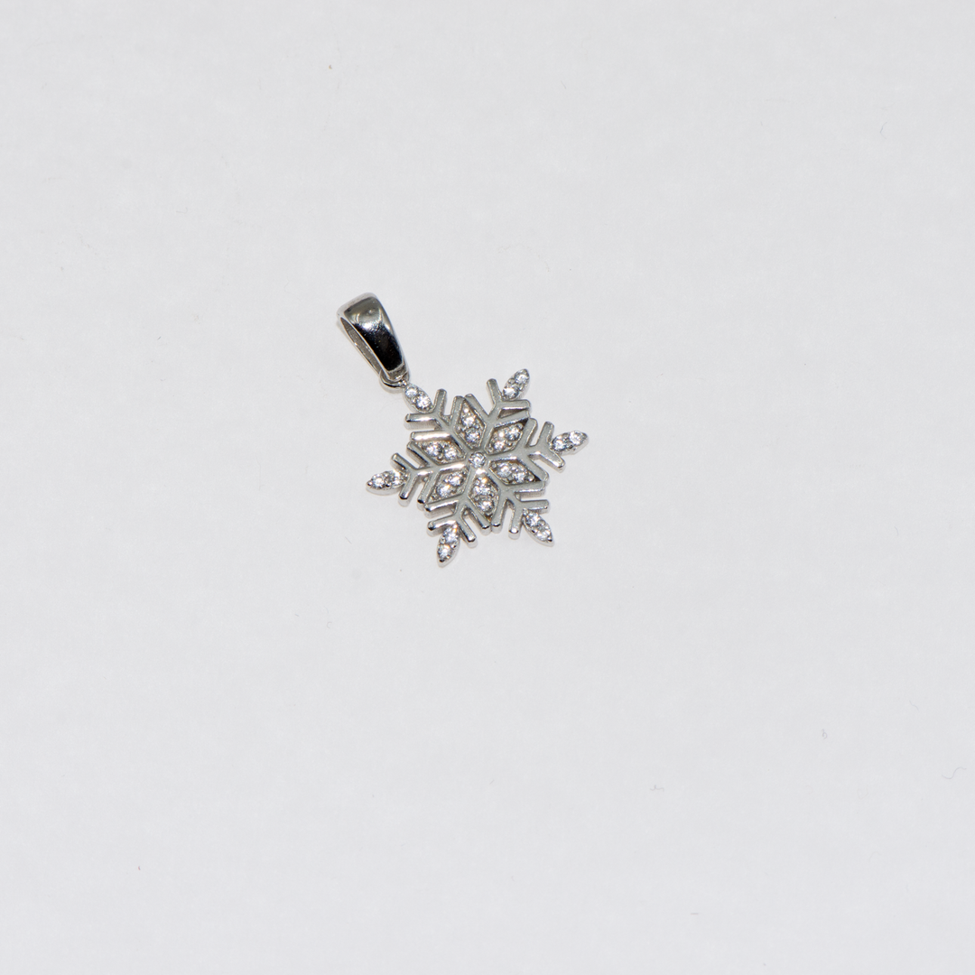Die Schneeflockenkollektion ist ein kleineres Modell als unseres. Er besteht aus 925er Silber und ist mit weißen Zirkonsteinen verziert. Sie können diesen Anhänger auch in Harmonie mit unserer ColliermitAnhänger kollektion verwenden. Jetzt ist es an der Zeit, Geschenke zu machen. Machen Sie Ihren Lieben eine Freude.